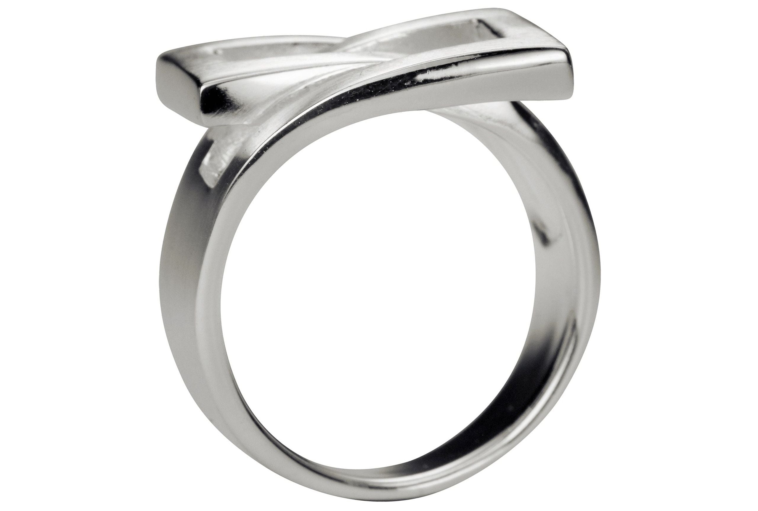 Ein Damenring aus Silber in großen Größen, bestehend aus einer massiven Ringschiene und zwei ineinander umschlungenen Vierecken.