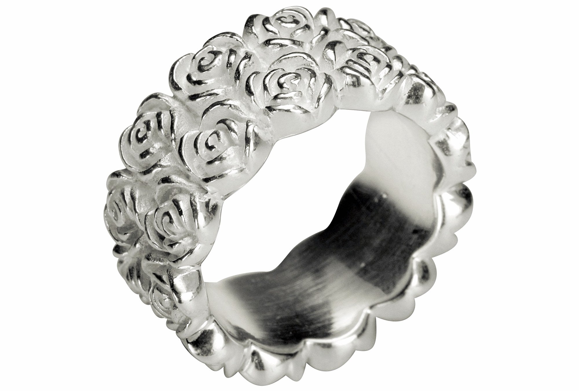 Ein massiver Rosenring aus Silber für Damen. Er ist als Bandring gearbeitet und zeigt als Motiv zwei Reihen filigraner Rosenblüten.