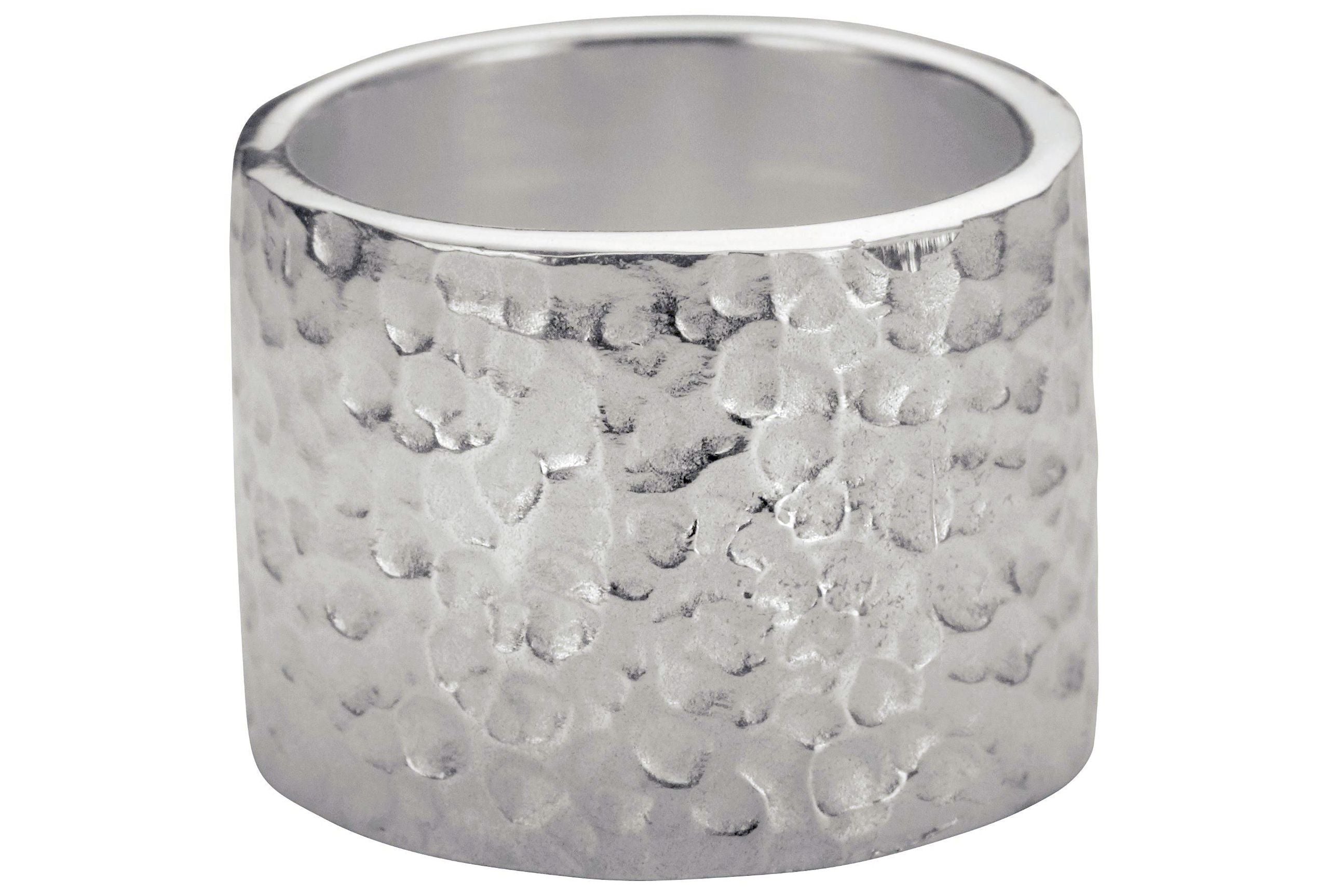 Ein breiter Damenring aus Silber mit einer gehämmerten Oberfläche. Diese Bearbeitung gibt der Oberfläche eine individuelle Struktur.