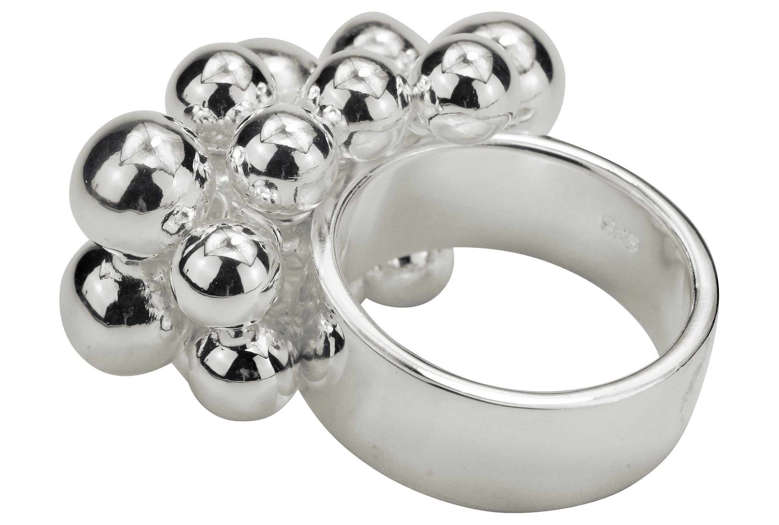 Ein opulenter Designring mit großen dekorativen Kugeln aus Silber für Damen.