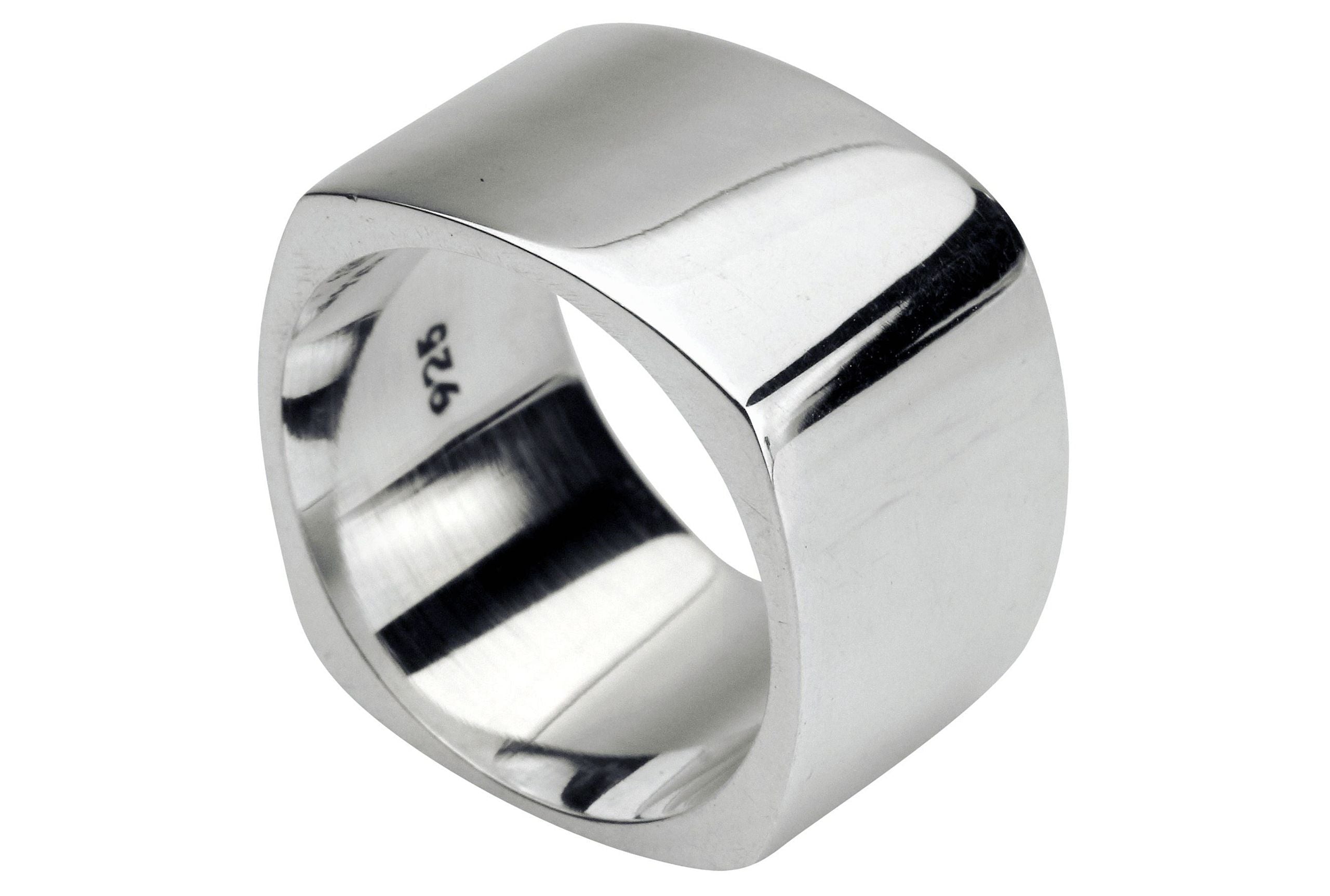 Ein geschmiedeter viereckiger Ring aus Silber mit einer glänzend polierten Oberfläche für Damen.