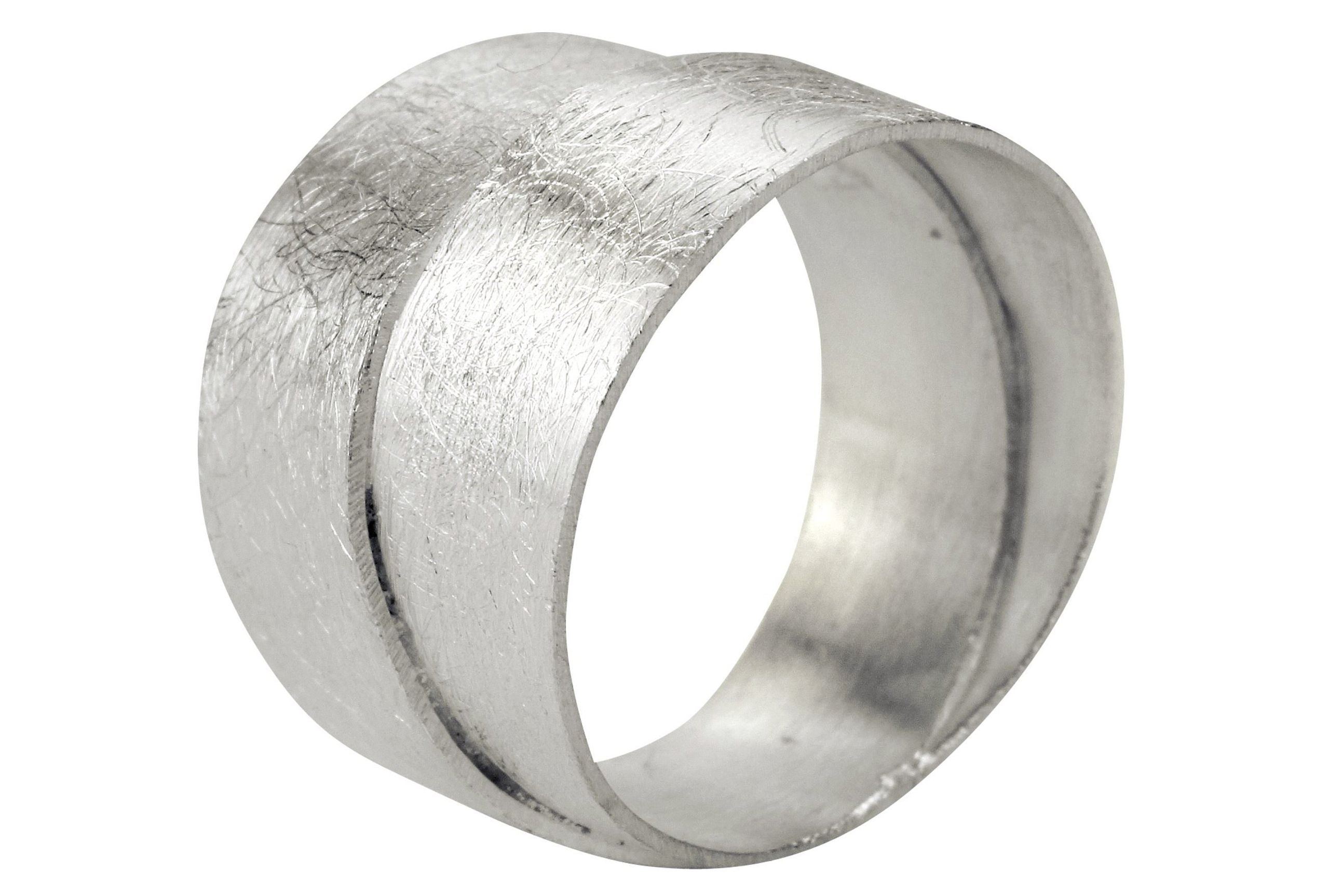 Ein geschmiedeter Ring aus Silber mit einer doppelt gewickelten Ringschiene für Damen.