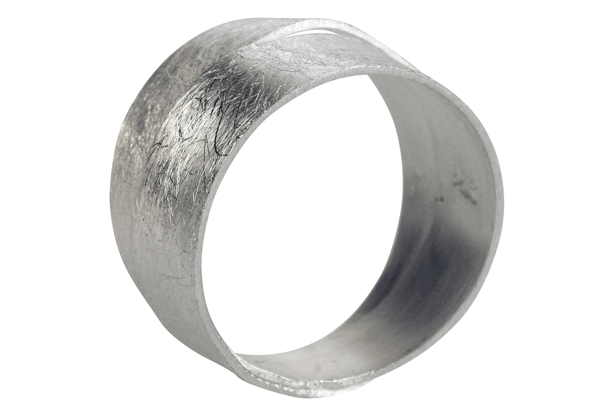 Ein geschmiedeter Ring aus Silber mit einer doppelt gewickelten Ringschiene für Damen.