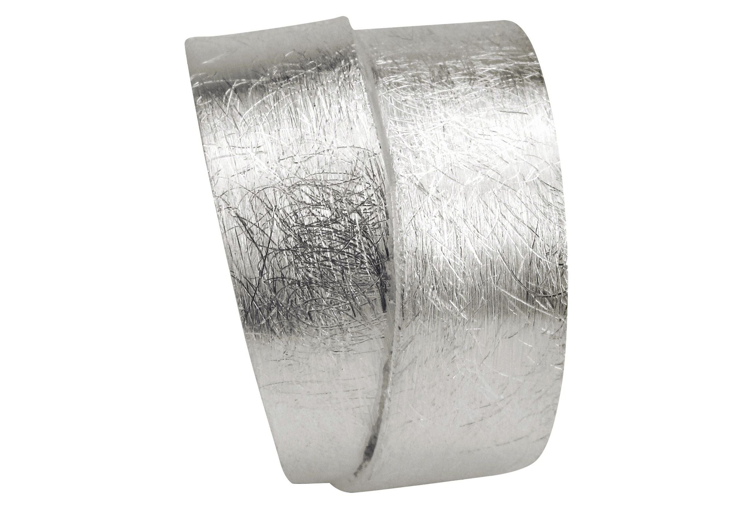 Ein geschmiedeter Ring aus Silber mit einer doppelt gewickelten Ringschiene für Damen.