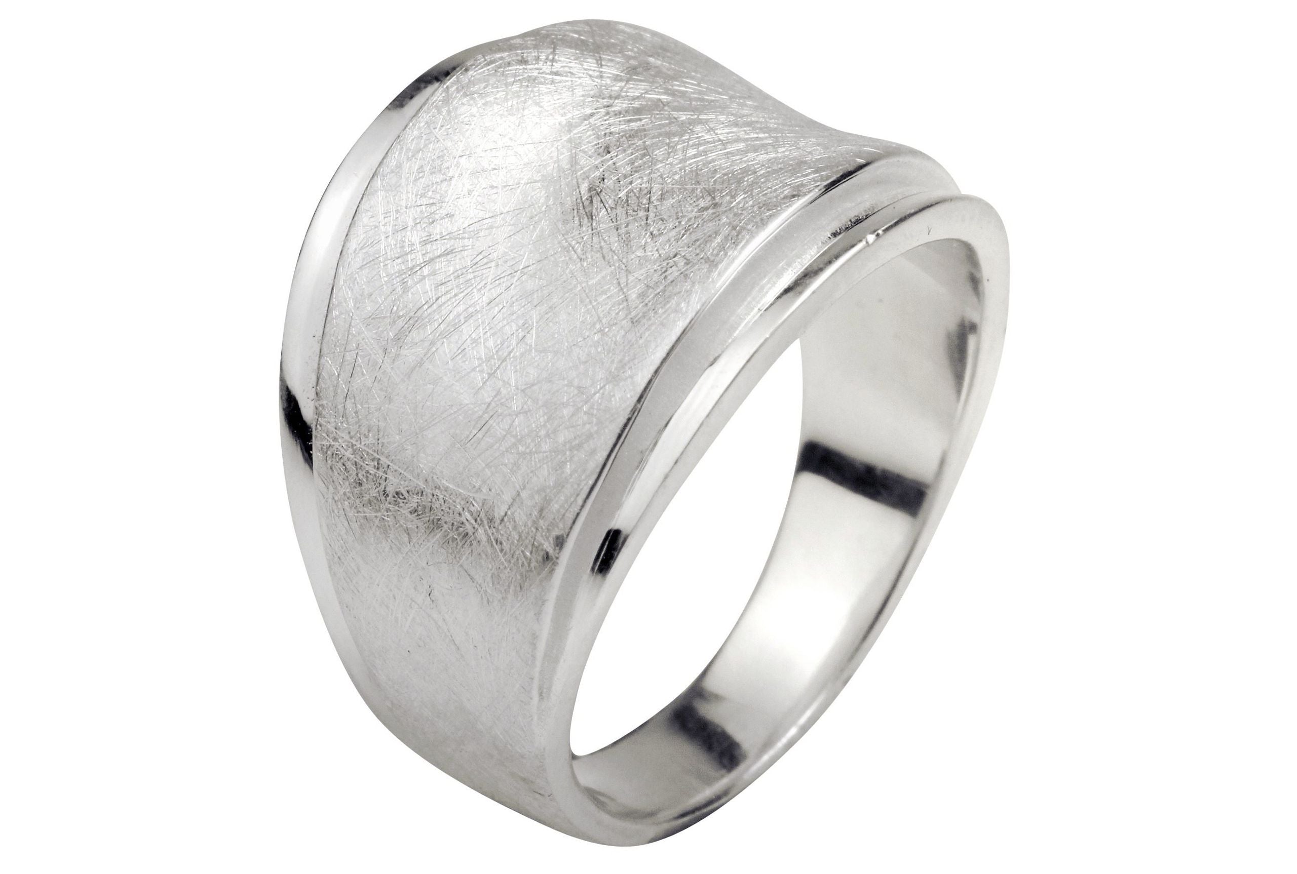 Ein Design Bandring aus Silber, bei dem ein mattierter und ein glänzender Ring gestuft übereinander liegen.