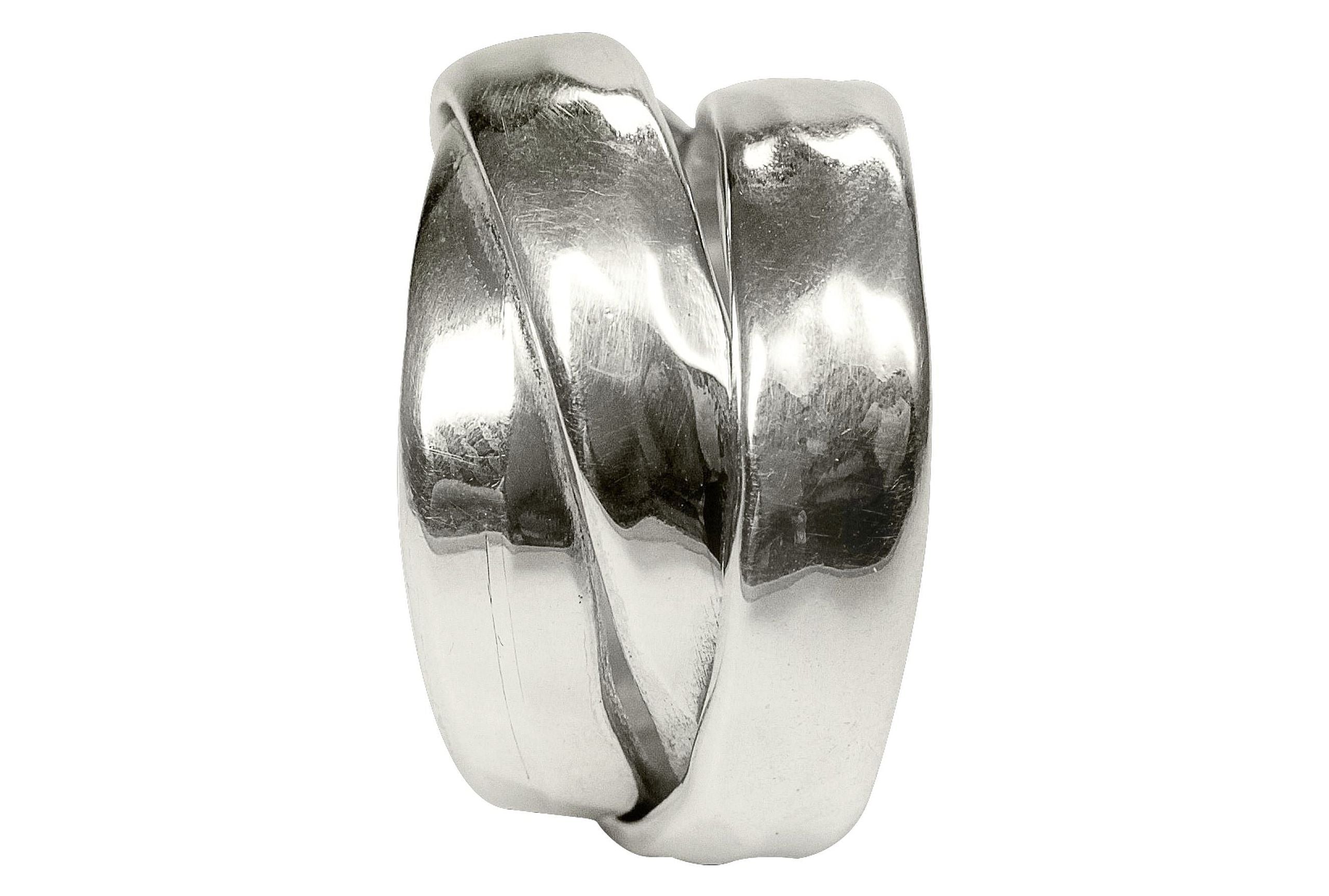 Eleganter Damenring aus Silber mit drei fest verbundenen Ringschienen. Der Ring ist geschmiedet und hat eine leicht gehämmerte Oberfläche.