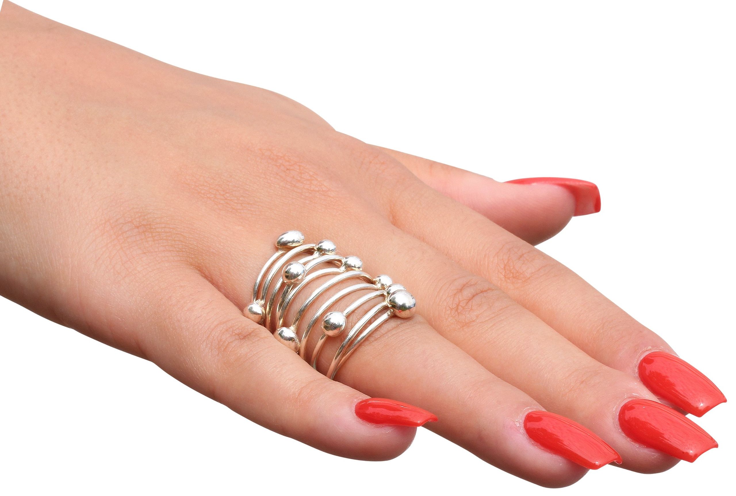 Kugelring aus Silber für Damen bestehend aus zehn beweglichen kleinen Ringen auf denen jeweils eine kleine Kugel thront, getragen an einer Damenhand.