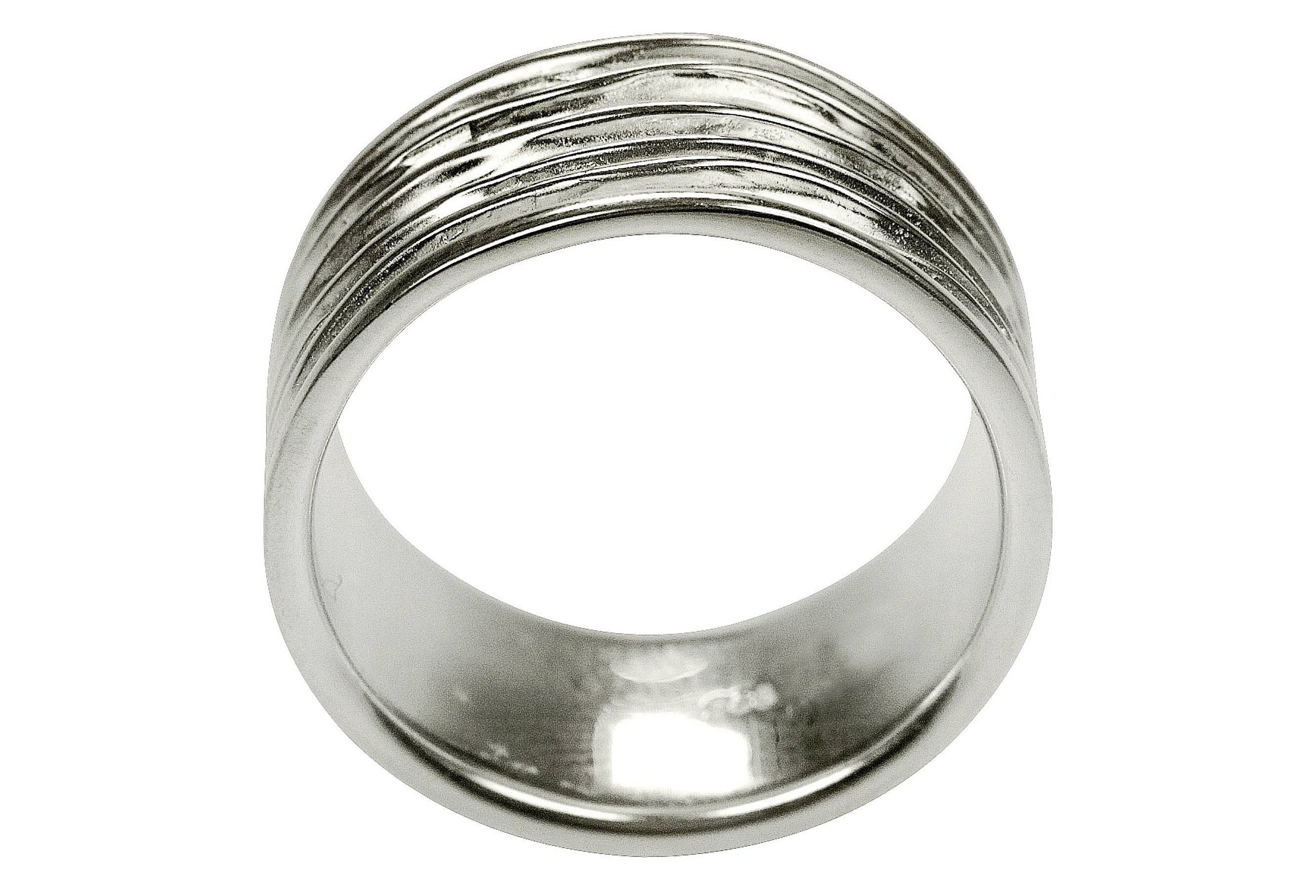 Ein breiter Silberring in großen Größen mit einer gefalteten Wellenstruktur. Der Ring bietet sich als Damenring und als Herrenring an.