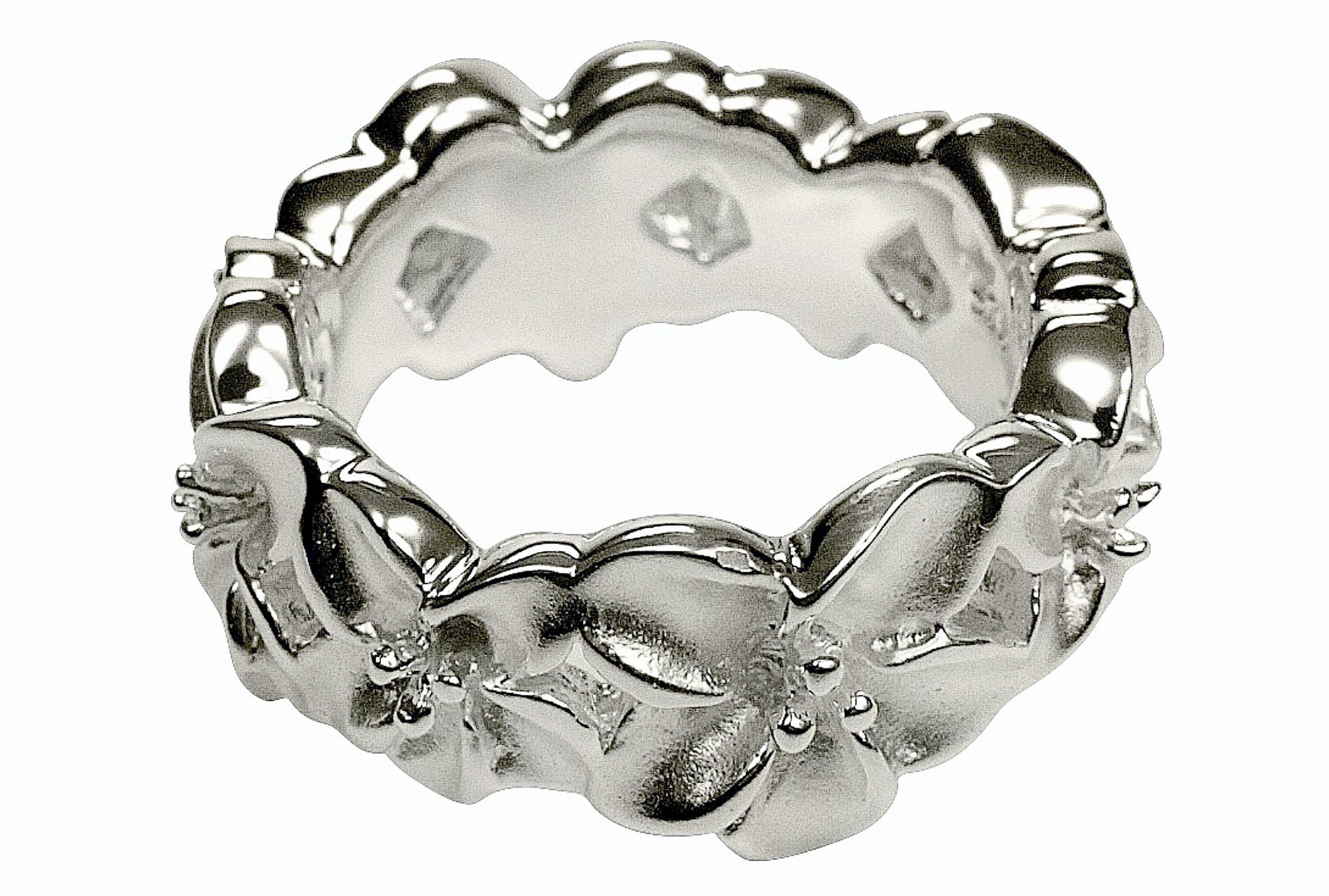 Ring aus Silber im Design eines Blütenrings. Der Ring ist massiv gearbeitet und hat eine sandgestrahlte Oberfläche.