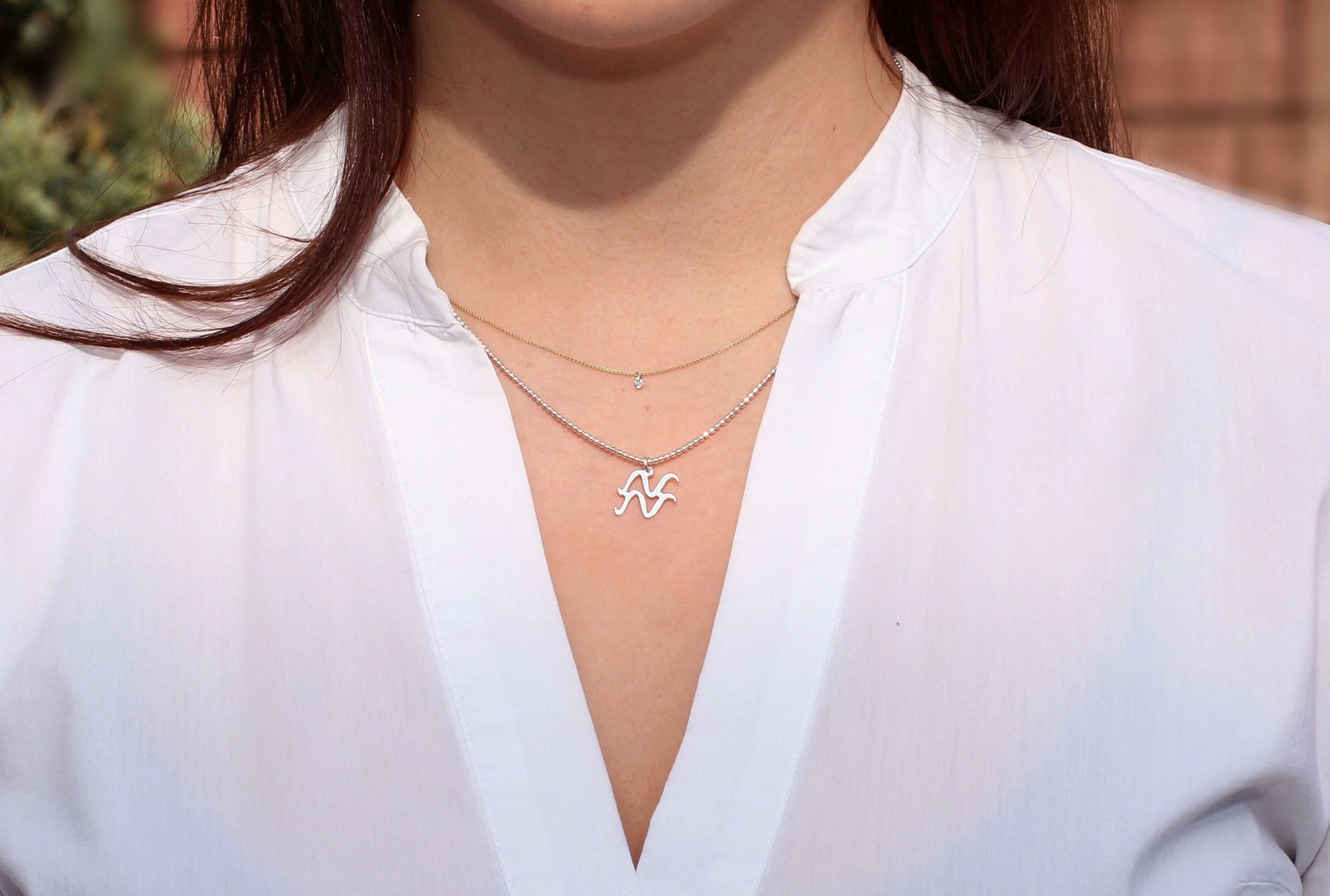 Tragebild diamantierte Kugelkette mit Sternzeichen Anhänger Wassermann aus Silber.