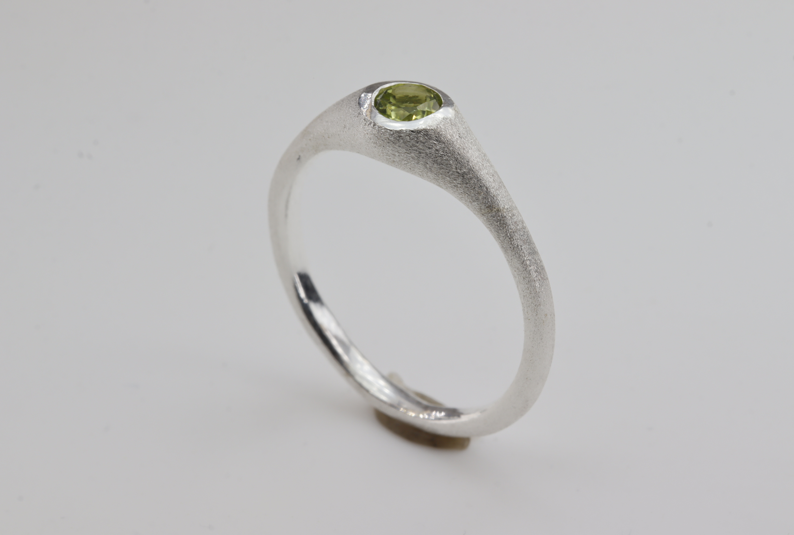 Feiner Peridot Ring