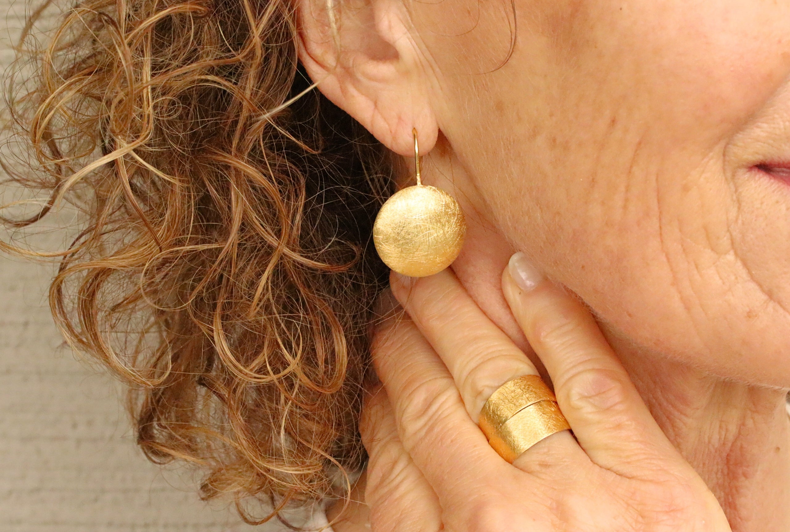 Auffällige Knopf-Ohrhänger vergoldet