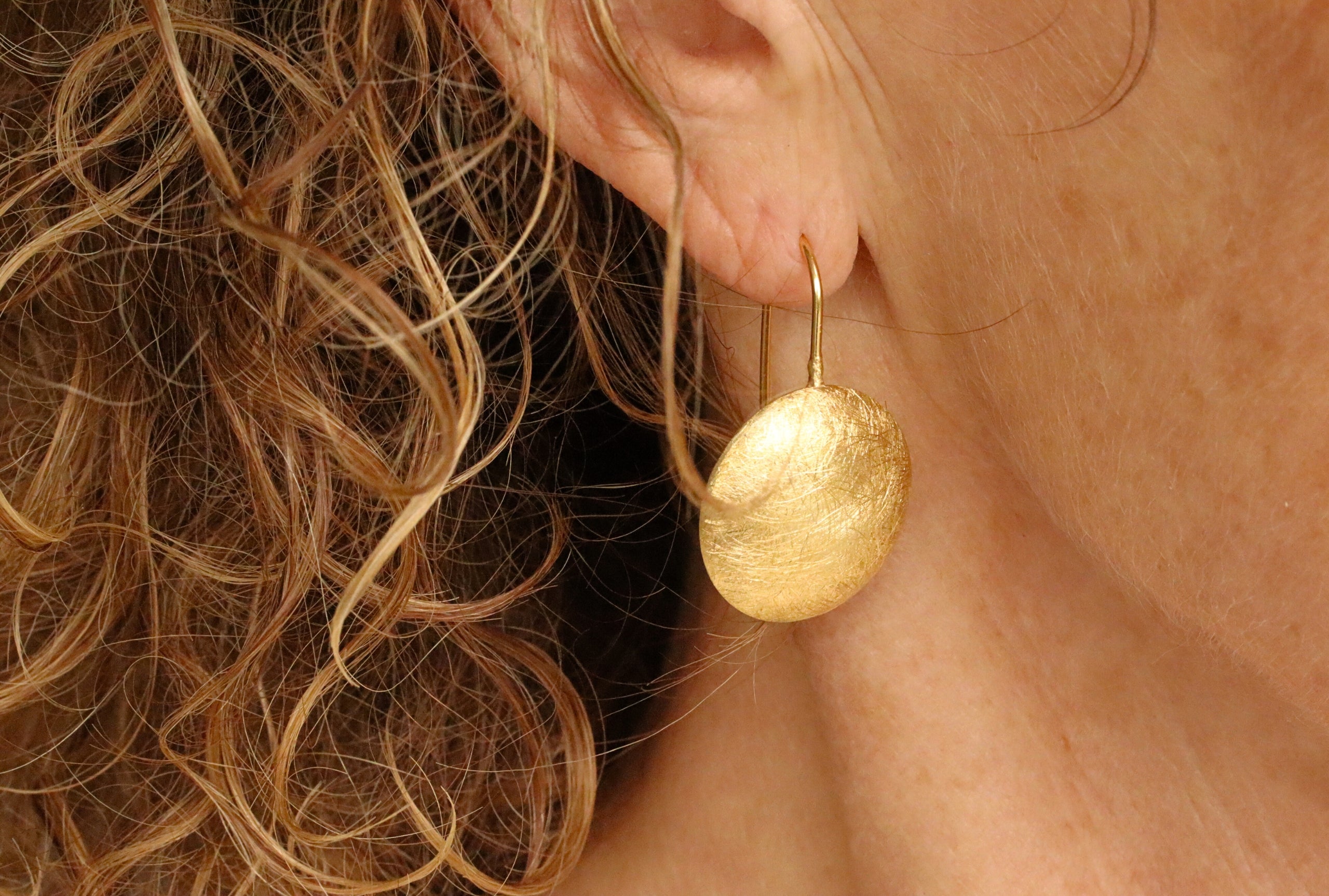 Auffällige Knopf-Ohrhänger vergoldet