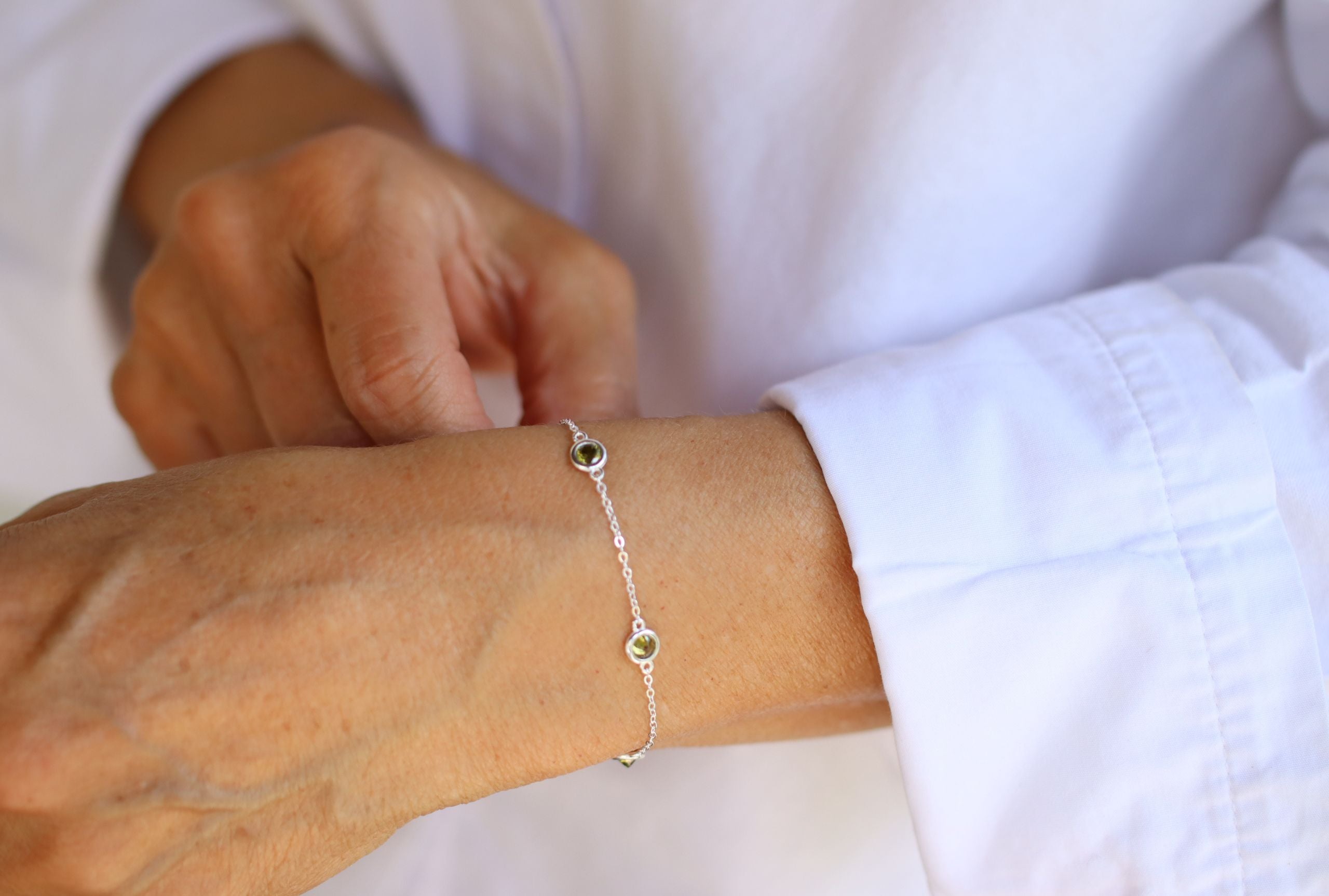 Feines Forzatina-Armband mit grünen Zirkonia-Steinen