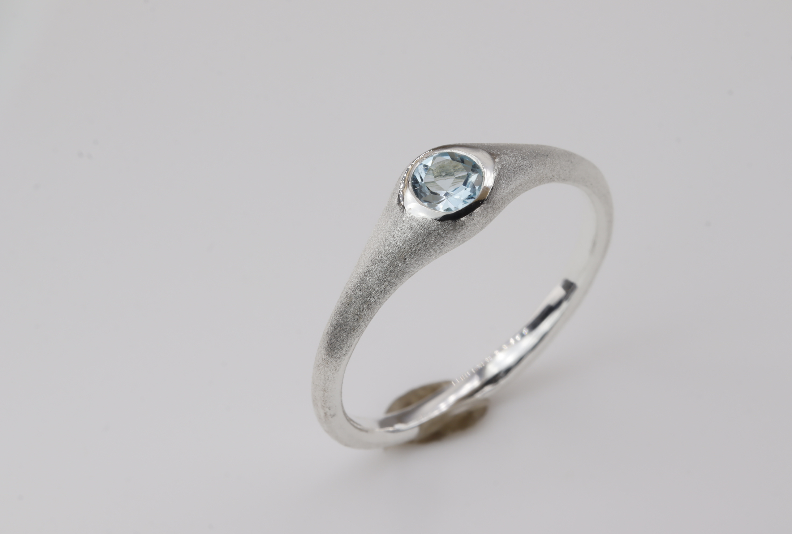 Schmaler Ring mit Blautopas Stein