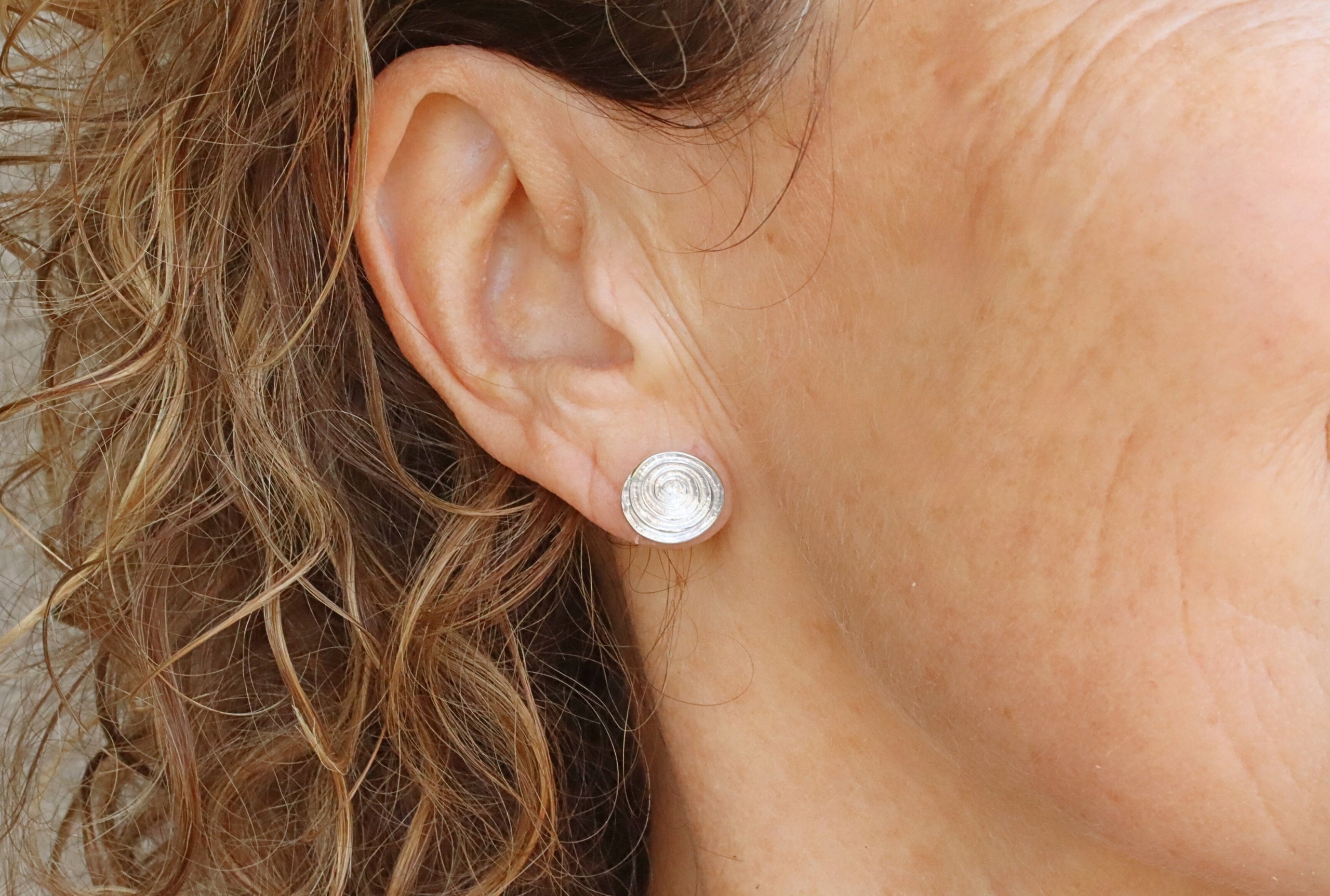 Gewölbte Ohrstecker mit Spiral-Muster