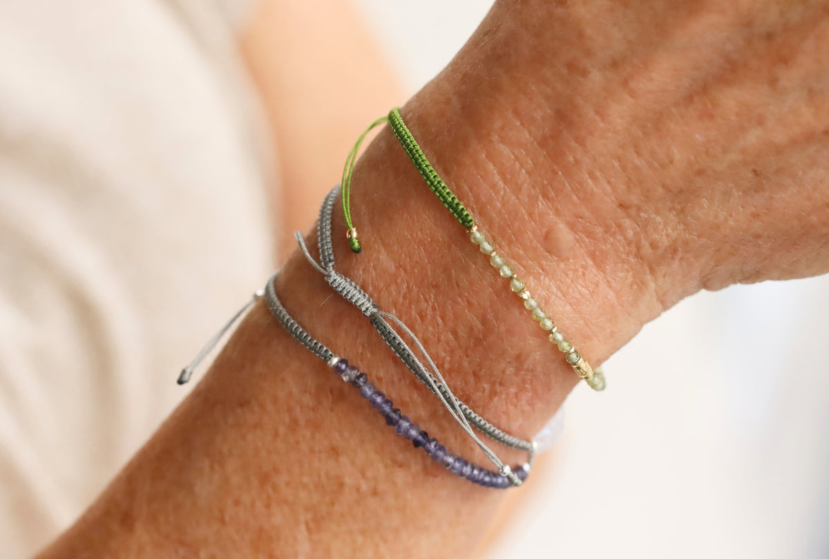 Fein-gefädeltes Regenbogenmondstein-Armband mit Shamballa-Verschluss