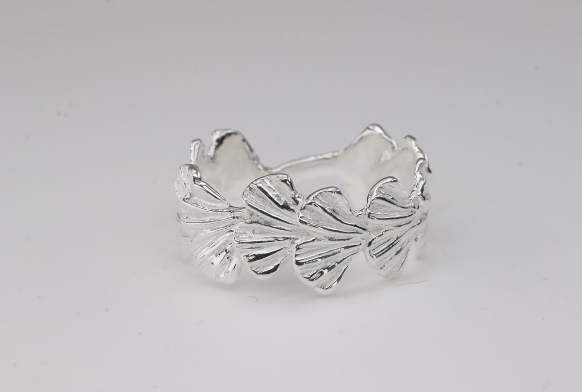 Schmaler Ring mit Blautopas Stein