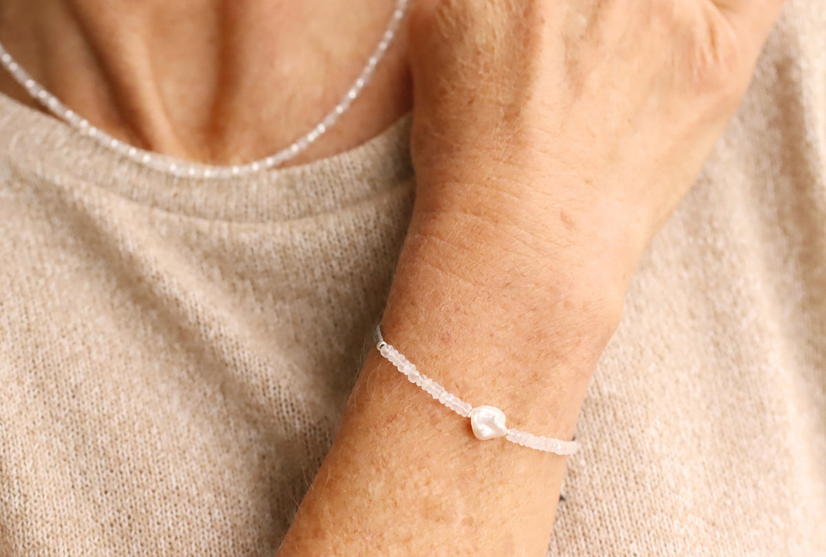Fein-gefädeltes Regenbogenmondstein-Armband mit Shamballa-Verschluss