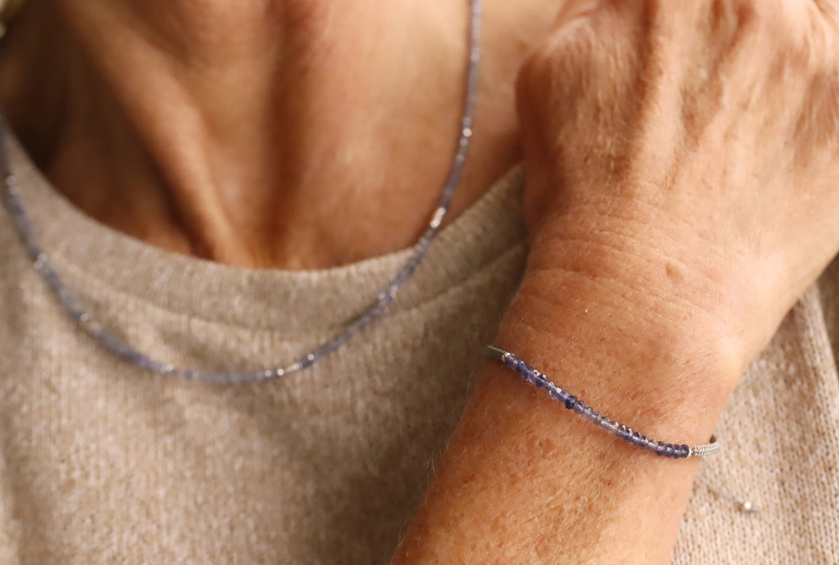 Fein-gefädeltes Iolith-Armband mit Shamballa-Verschluss