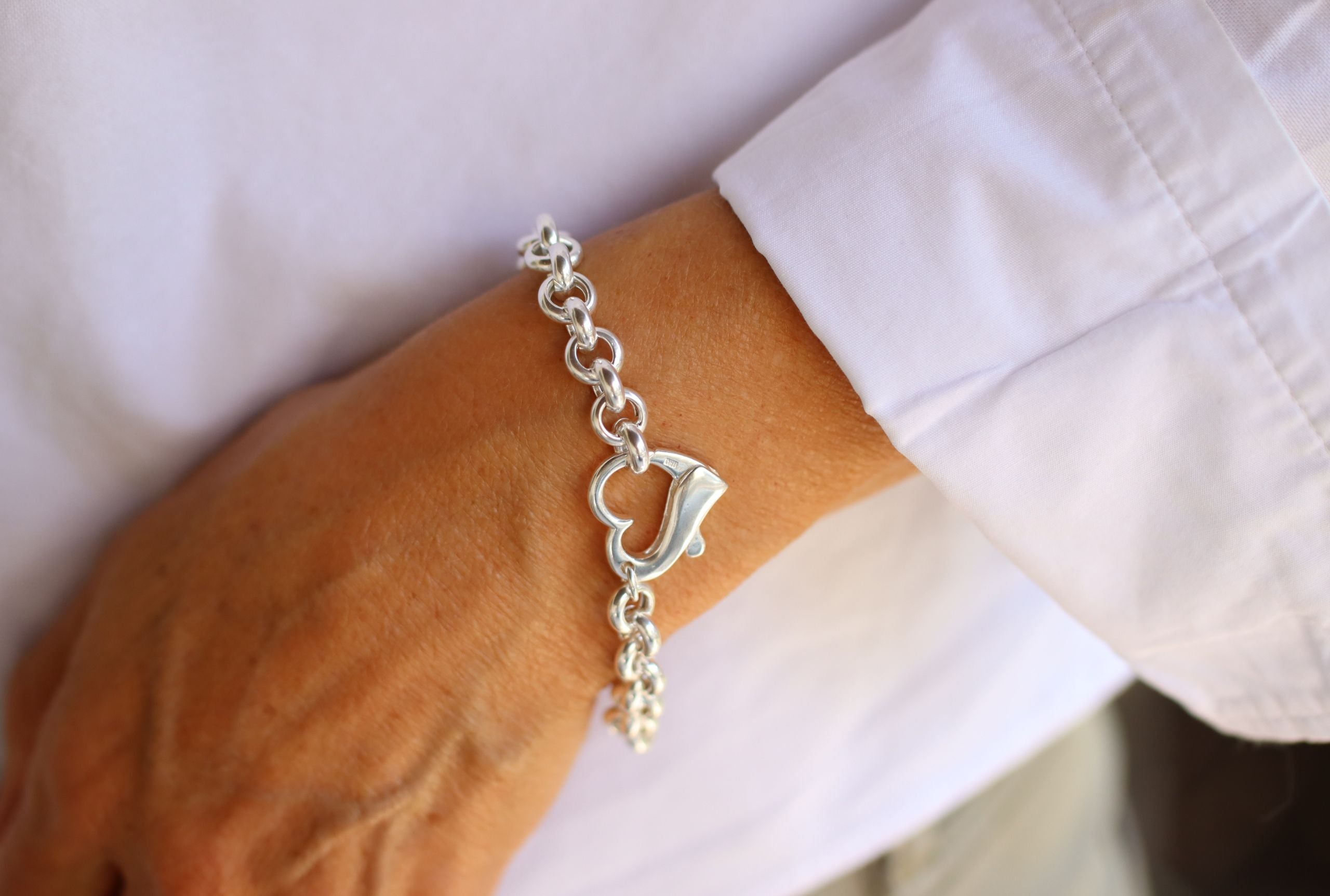 Dekoratives Armband mit Herz-Verschluss