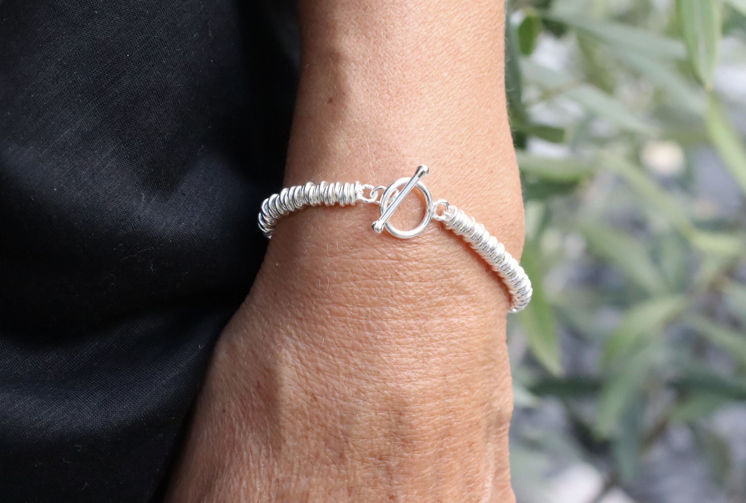 Armband aus vielen kleinen Ringen
