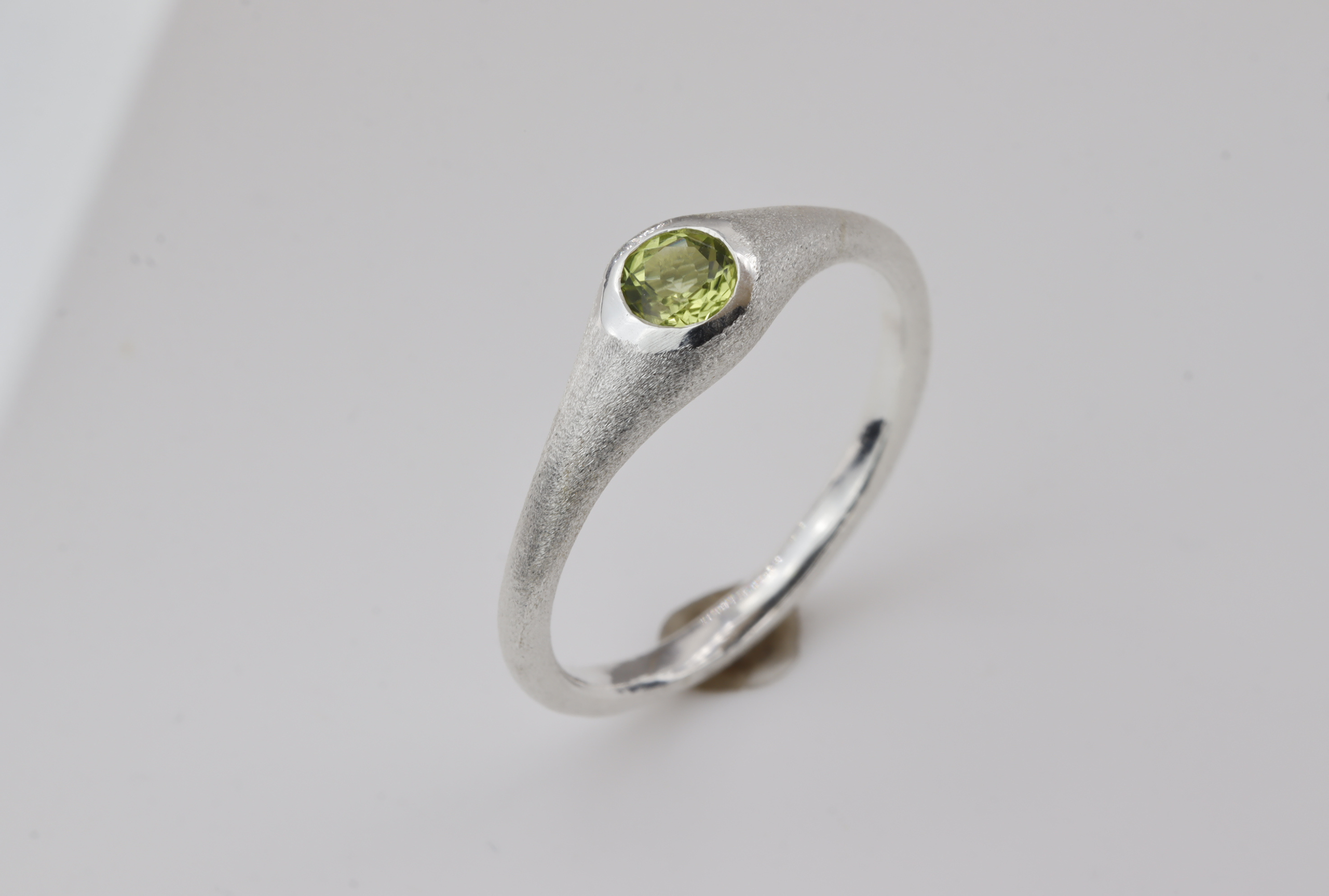 Feiner Peridot Ring