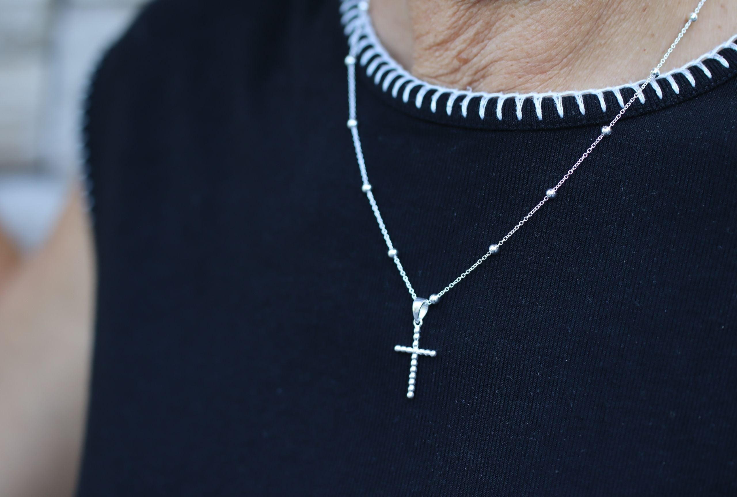 Kreuz-Anhänger im modernen Kugel-Design
