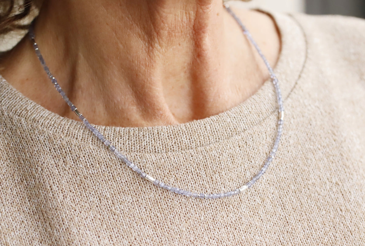 Fein-gefädelte Edelsteinkette aus Iolith