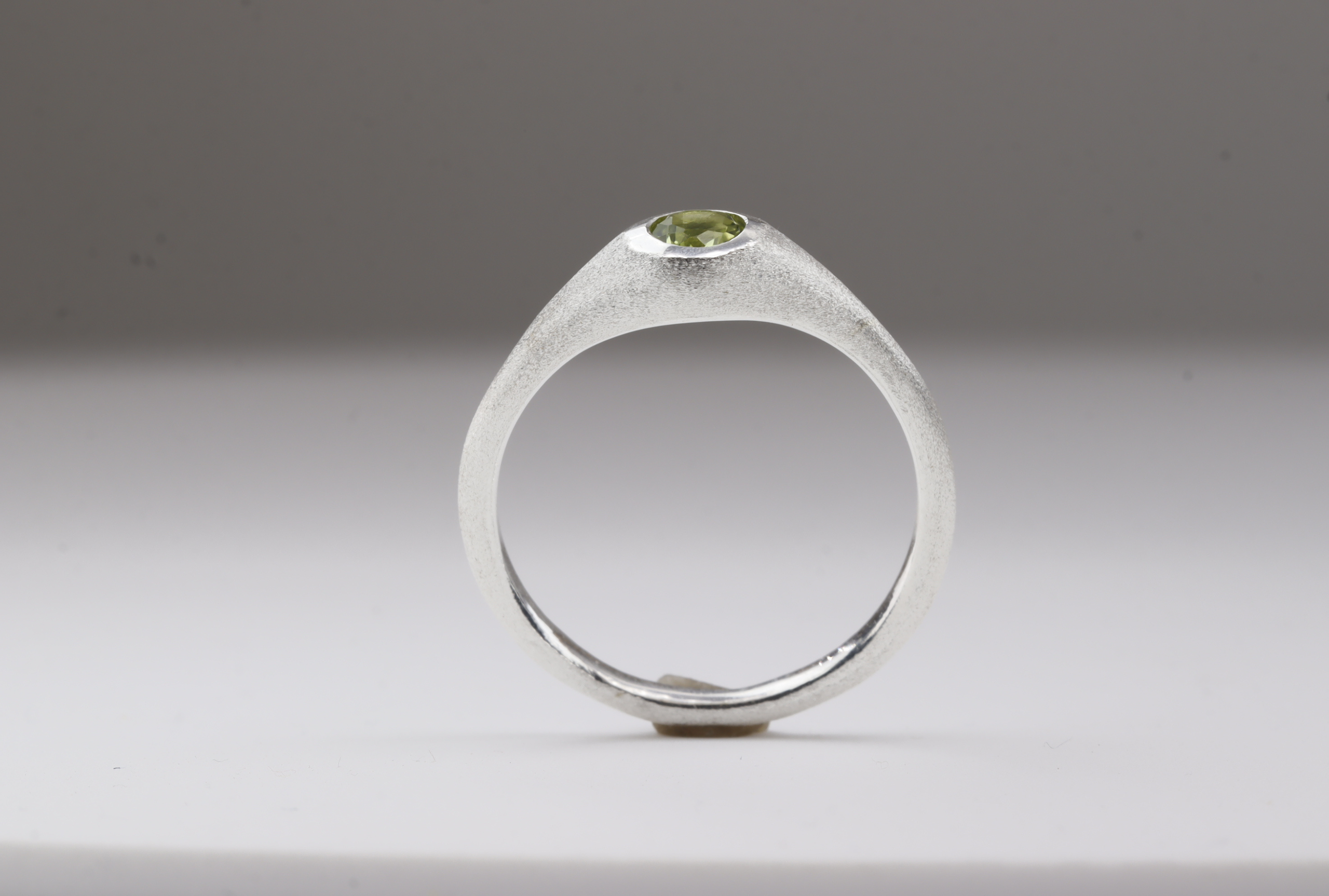 Feiner Peridot Ring