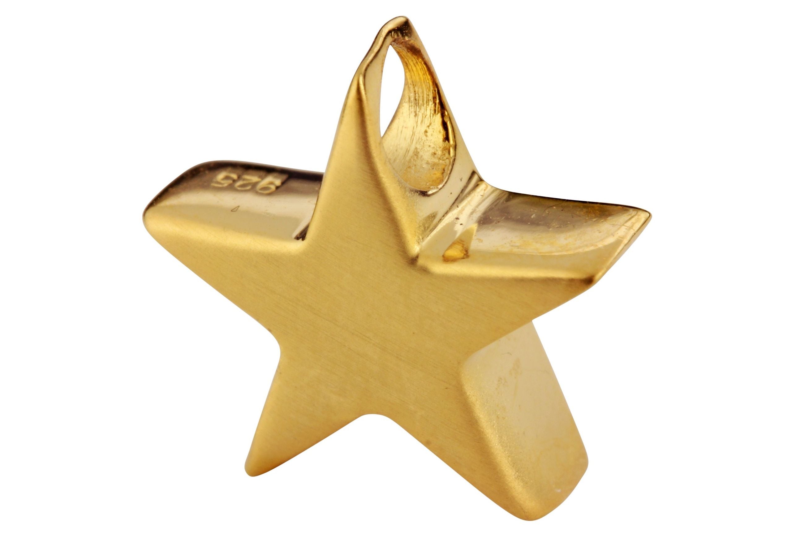 Massiv gearbeiteter Sternchen Anhänger aus Silber mit vergoldeter Oberfläche, bei dem die Kette durch eine seitlich gebohrte Öse gefädelt wird.