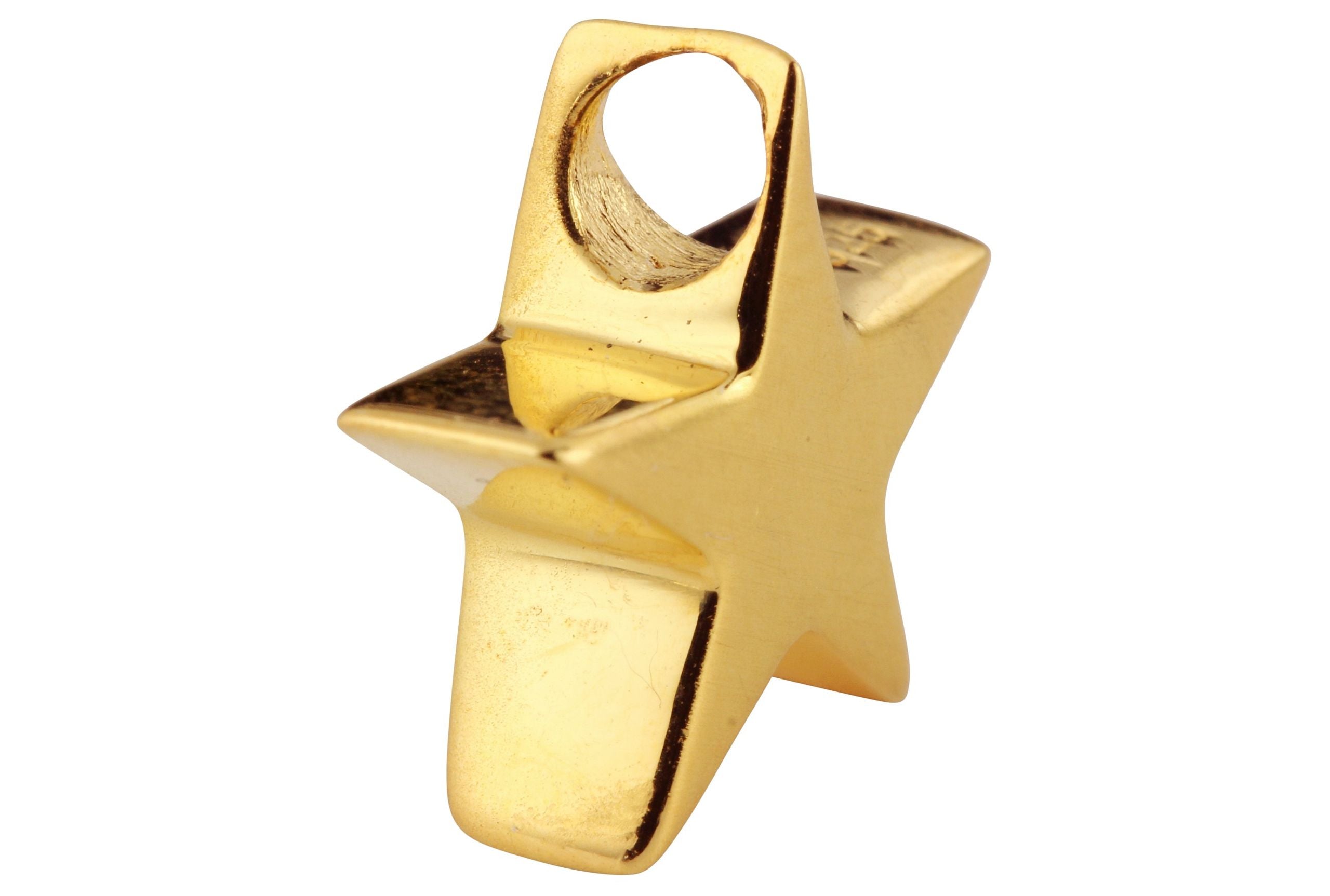 Massiv gearbeiteter Sternchen Anhänger aus Silber mit vergoldeter Oberfläche, bei dem die Kette durch eine seitlich gebohrte Öse gefädelt wird.