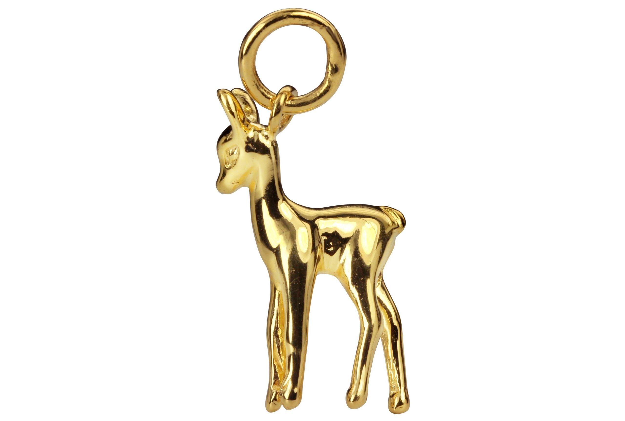Fein modellierter Anhänger aus Silber mit Gold plattierter Oberfläche in Form eines Rehkitzes. Die Öse zum Fädeln befindet sich am Kopf des Tieres.