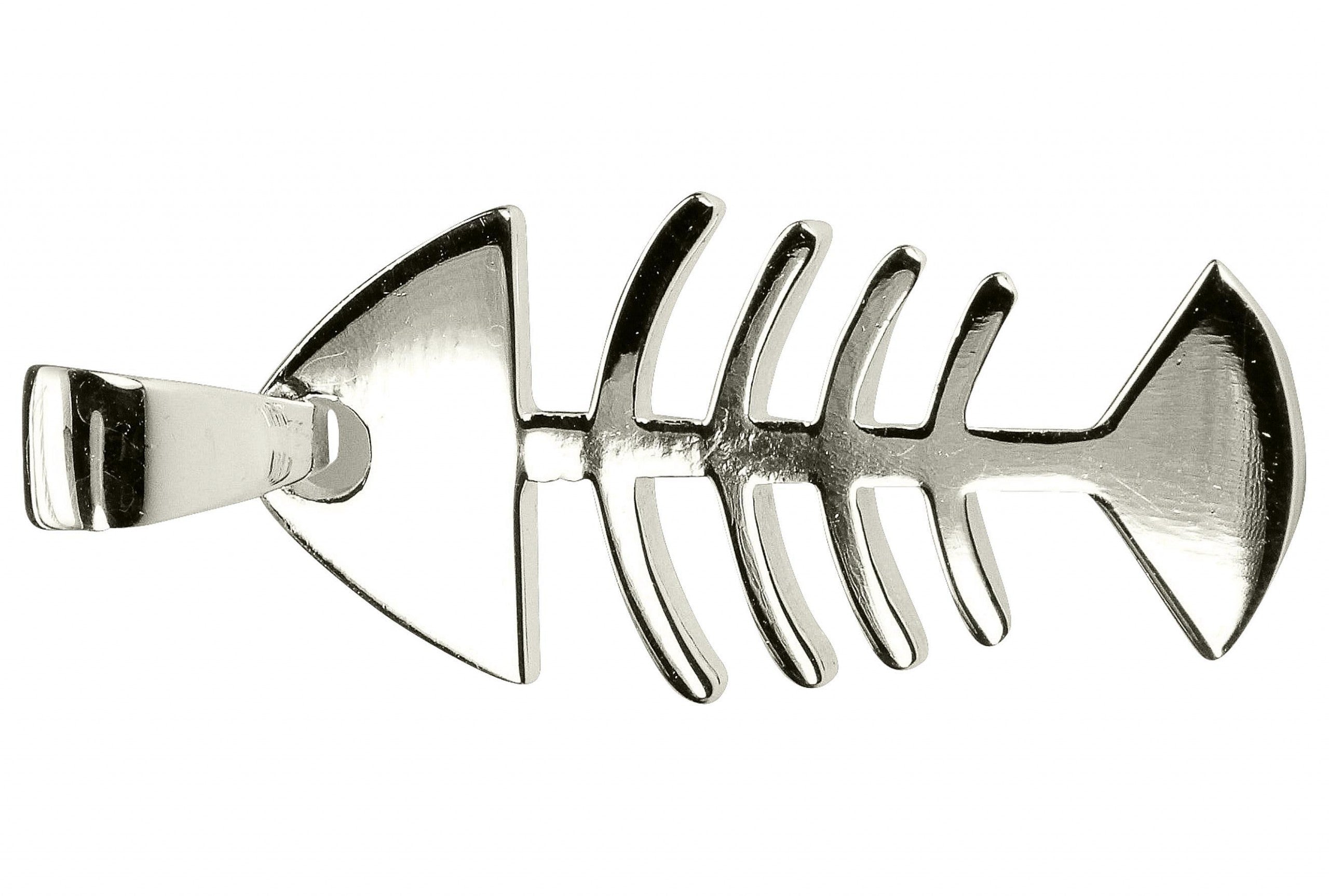 Ein Anhänger aus Silber, der einen skelettierten Fisch darstellt und eine glänzende Oberfläche aufweist.