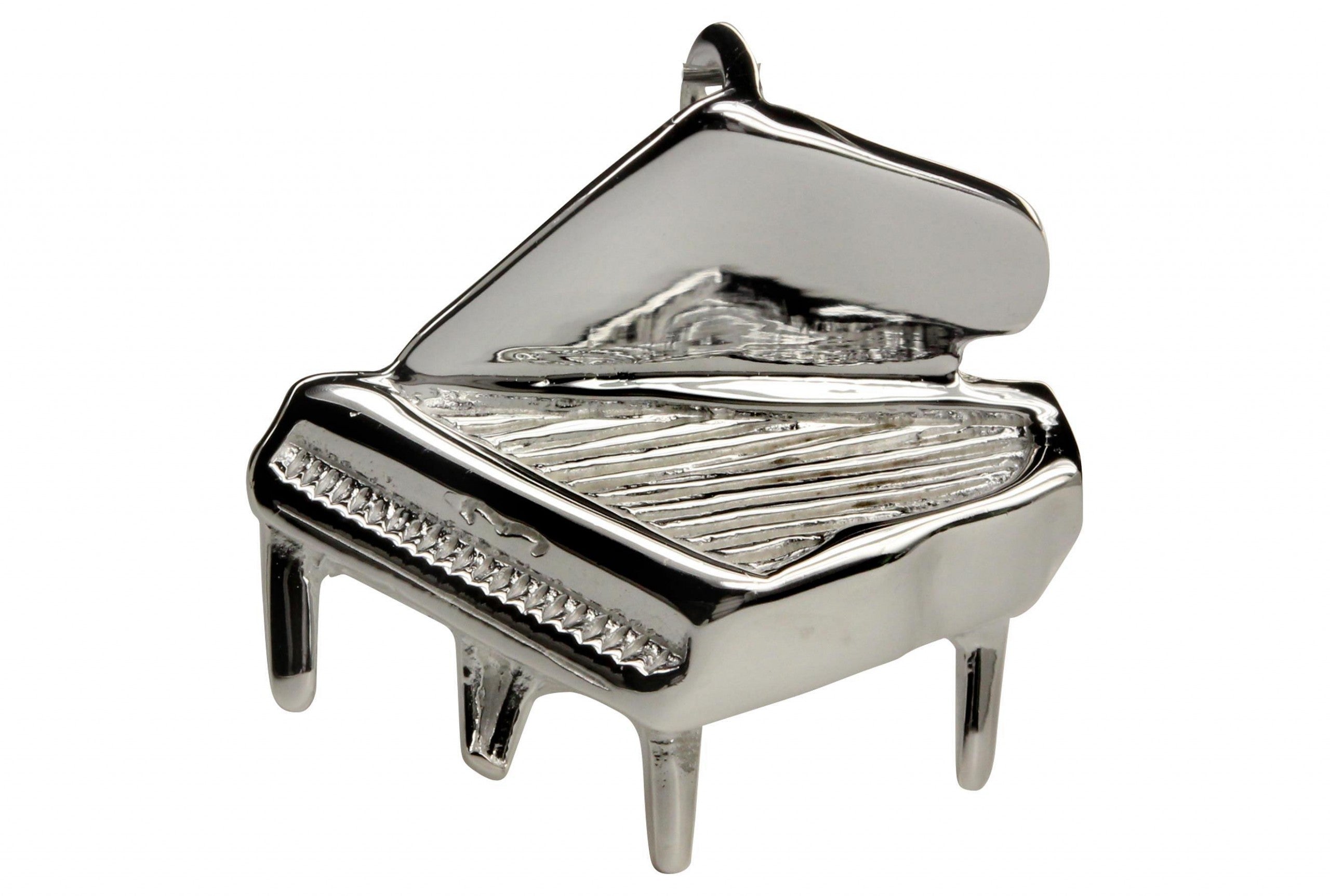 Ein Anhänger aus Silber, der ein fein herausgearbeitetes Klavier darstellt und eine glänzende Oberfläche hat.