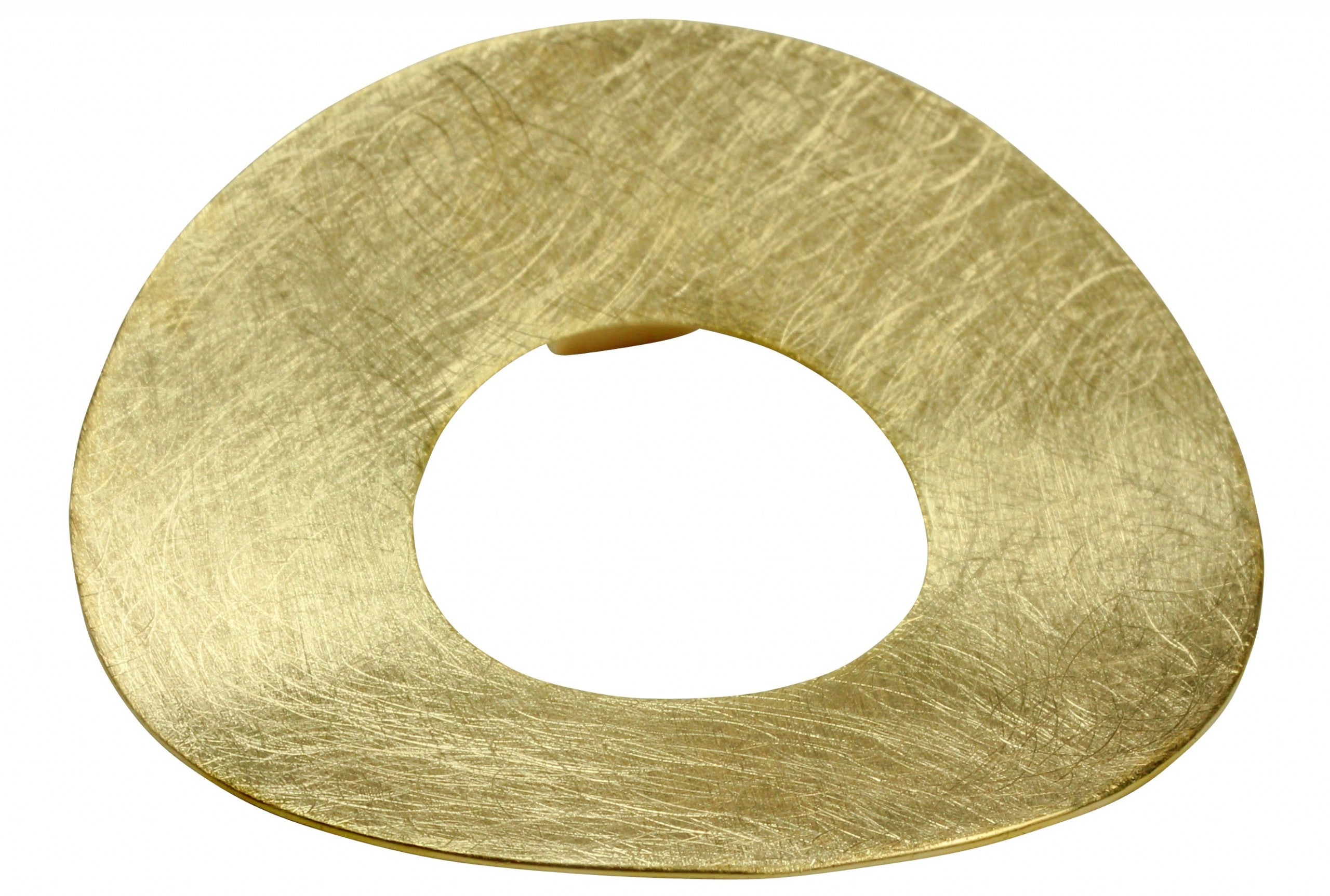 Ein großer und offener Anhänger aus vergoldetem Silber für Damen mit gebürsteter Oberfläche und einer extra großen Öse zum Fädeln.