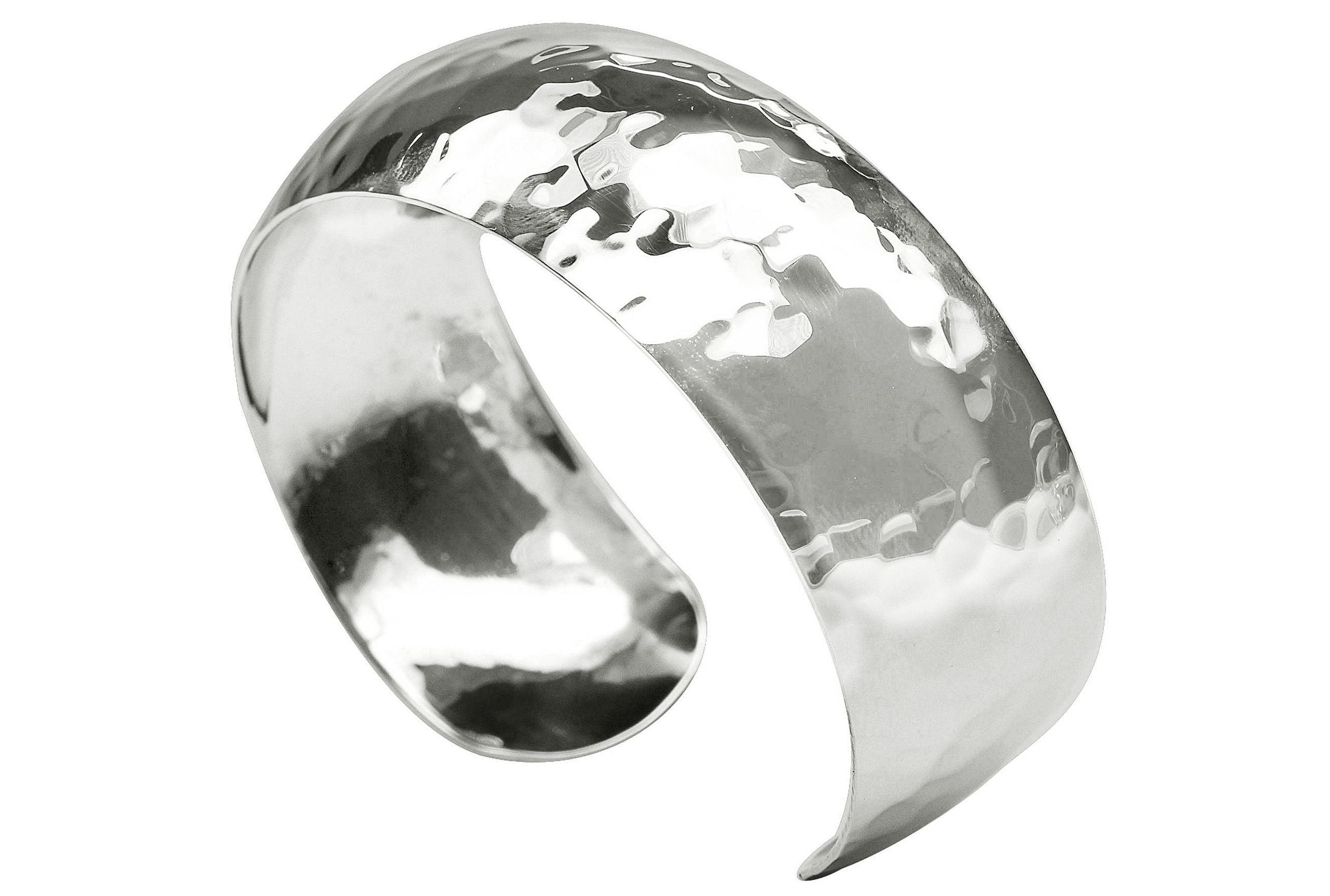 Ein geschmiedeter Armreif für Damen aus Silber mit gehämmerter Oberfläche.