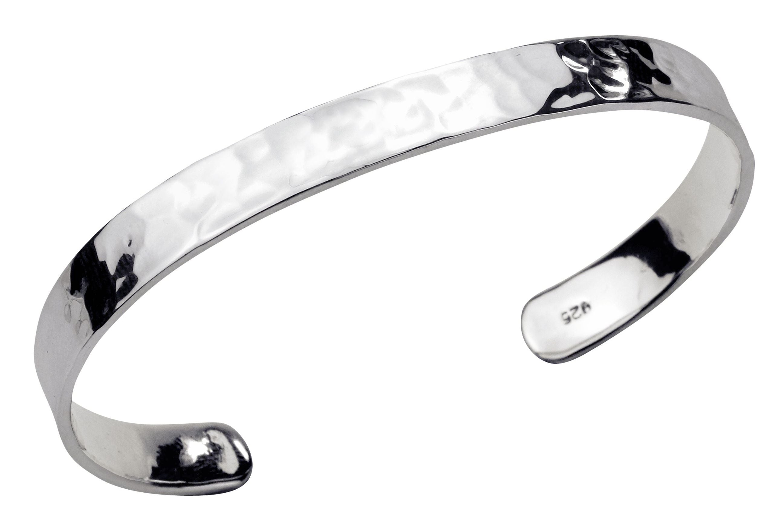 Ein gehämmerter schmaler Schmiede Armreif aus Silber für Damen und Herren.