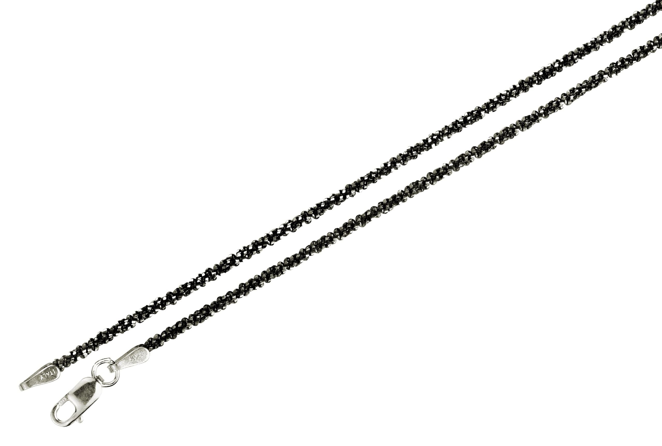 Geschwärzte Criss-Cross-Kette aus Silber für Damen mit einem geschmeidigen Geflecht und einer angeschliffenen funkelnden Oberfläche.
