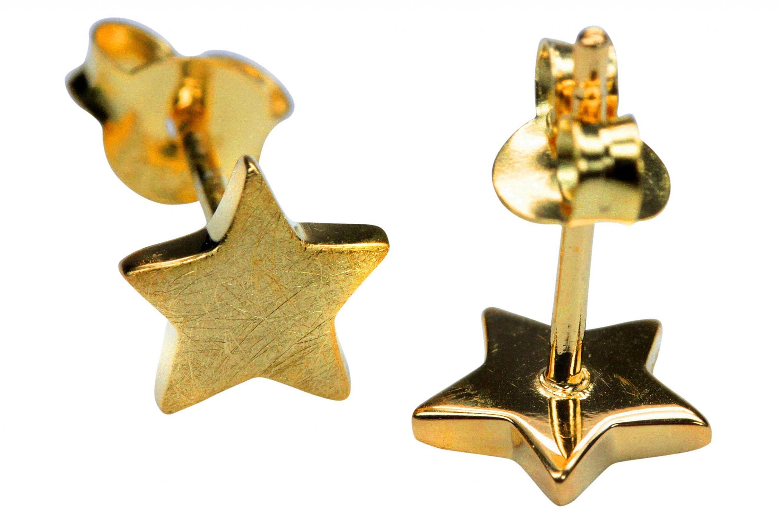 Ein Paar silberne Ohrstecker für Damen in Form eines fünfzackigen Sternchens. Die Oberfläche ist mit Gold plattiert.