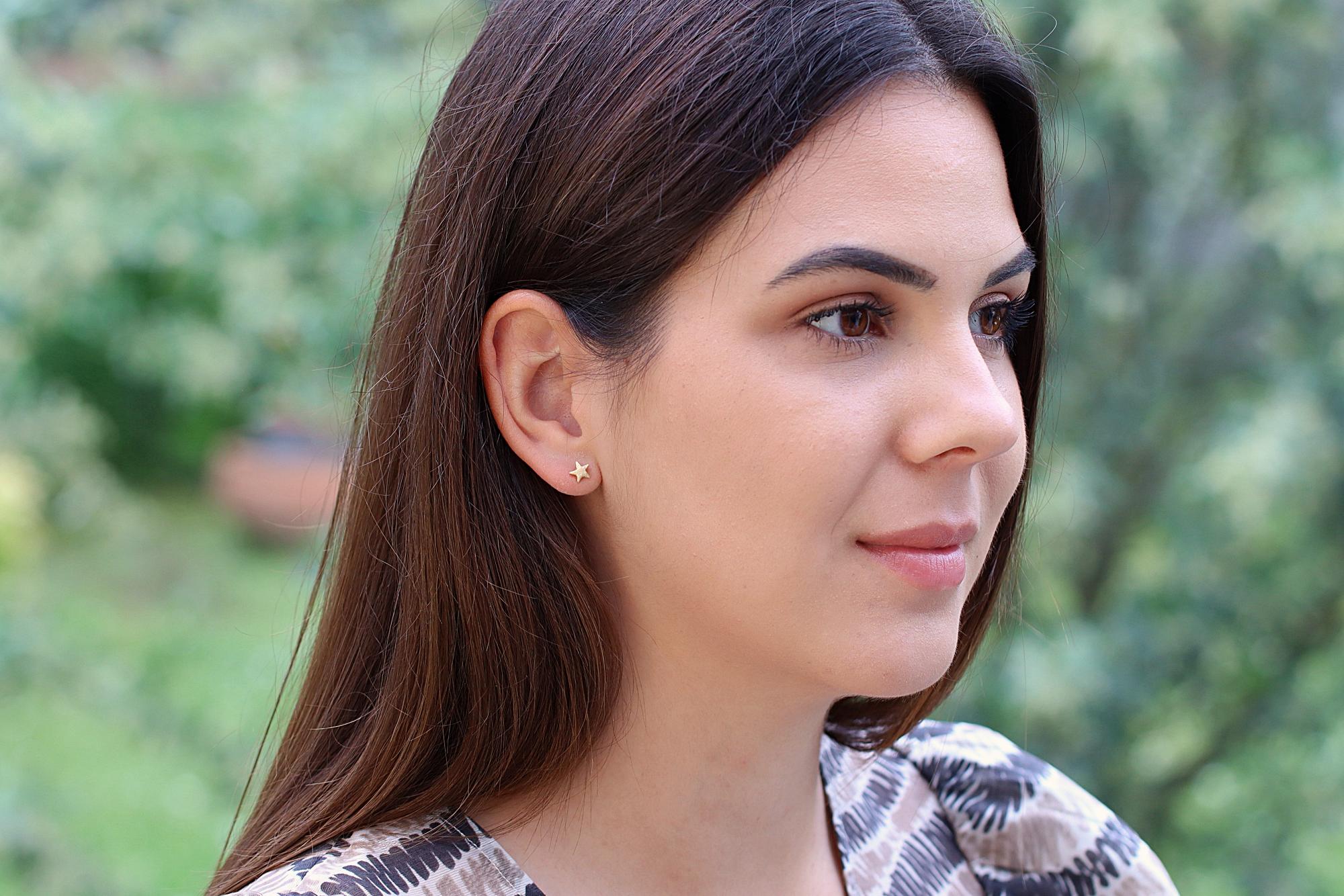 Ein Paar silberne Ohrstecker für Damen in Form eines fünfzackigen Sternchens. Die Oberfläche ist mit Gold plattiert.