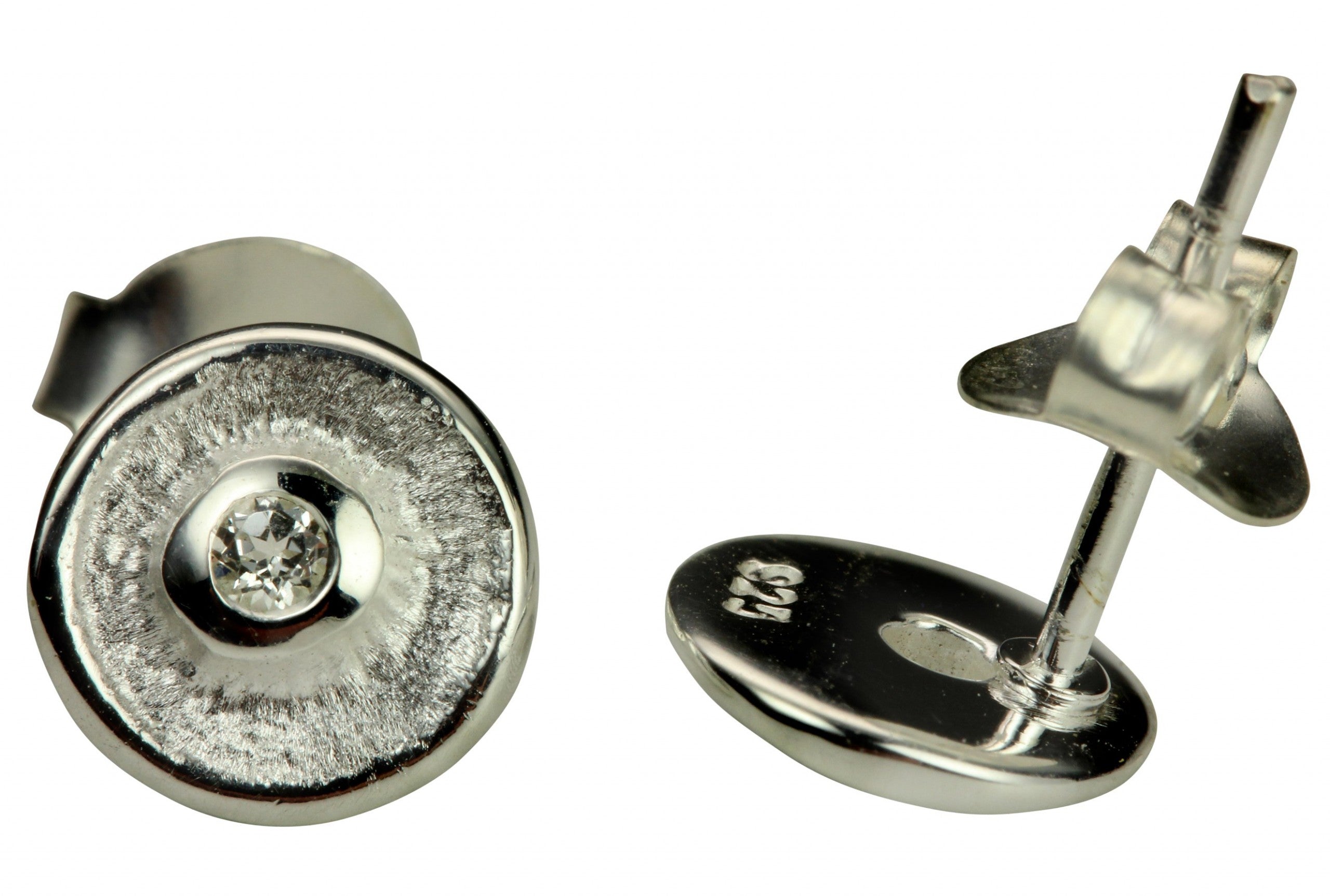Fein modellierte runde Ohrstecker aus Silber für Damen mit einem mittig sitzenden kleinen Weißtopas.
