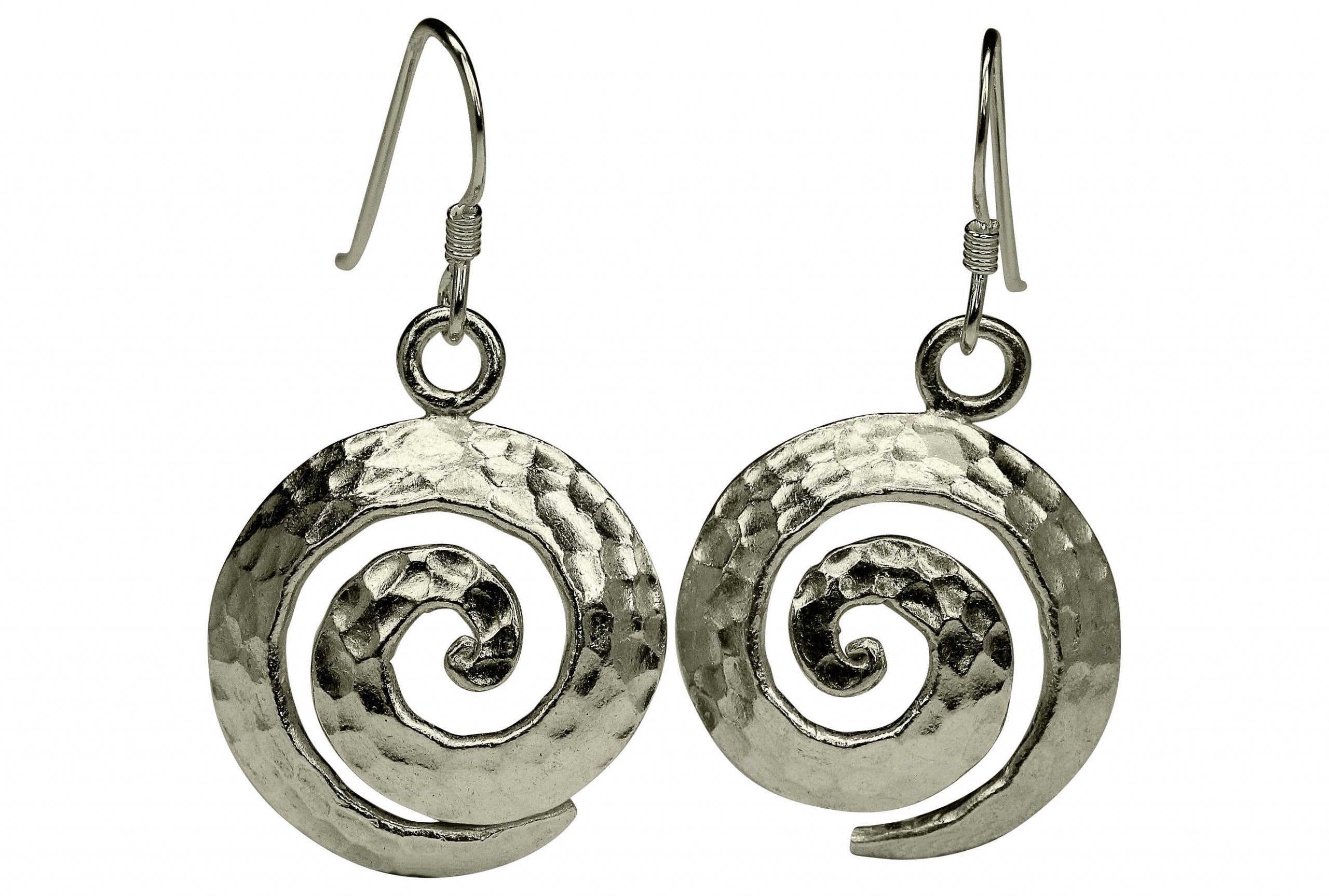 Geschmiedete Ohrhänger aus Silber für Damen in Form einer offen gearbeiteten Spirale mit gehämmerter Oberfläche.