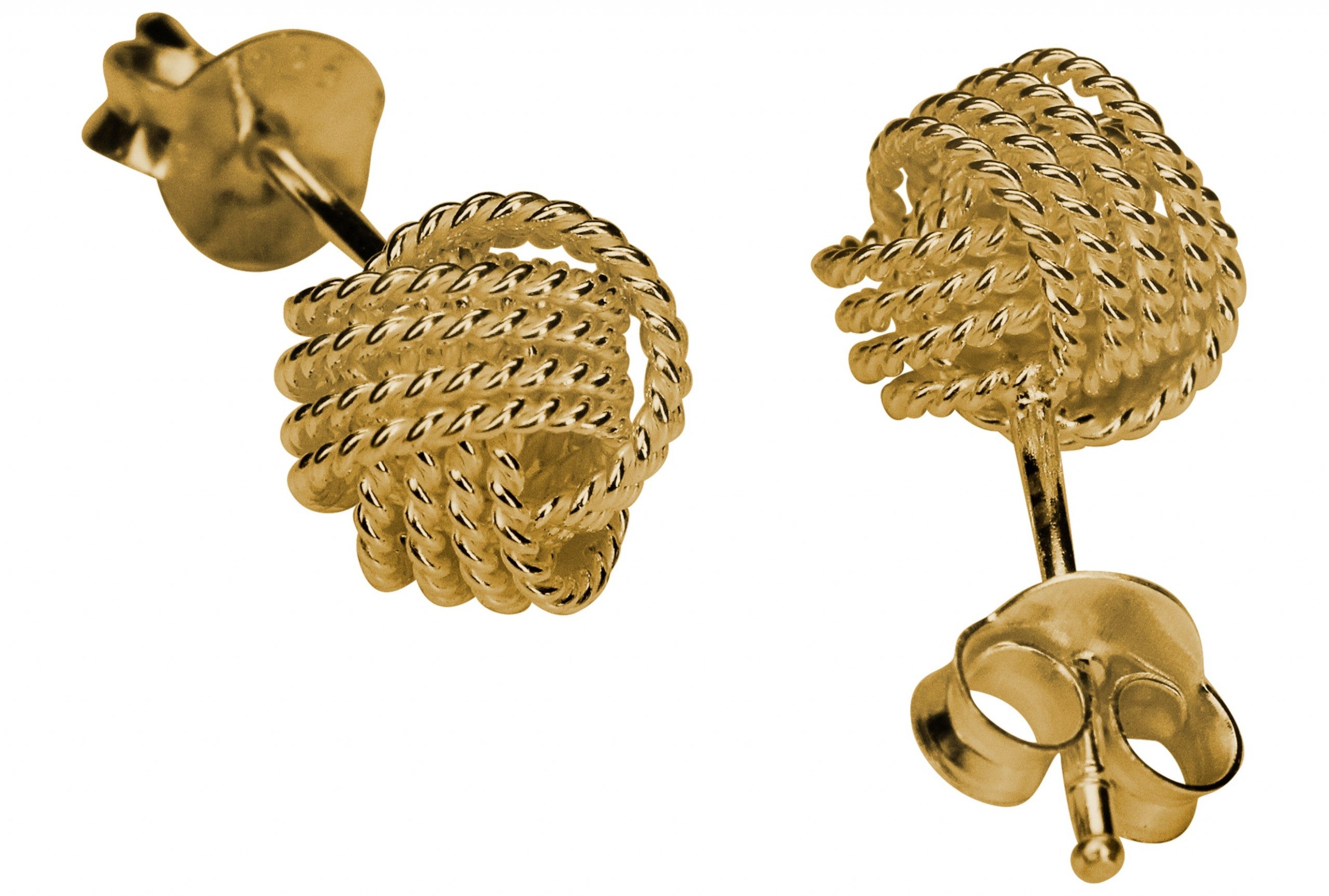 Ein Paar Ohrstecker für Damen gearbeitet aus gekordeltem Silberdraht mit vergoldeter Oberfläche in Form des Love Knot, also des Liebesknotens.