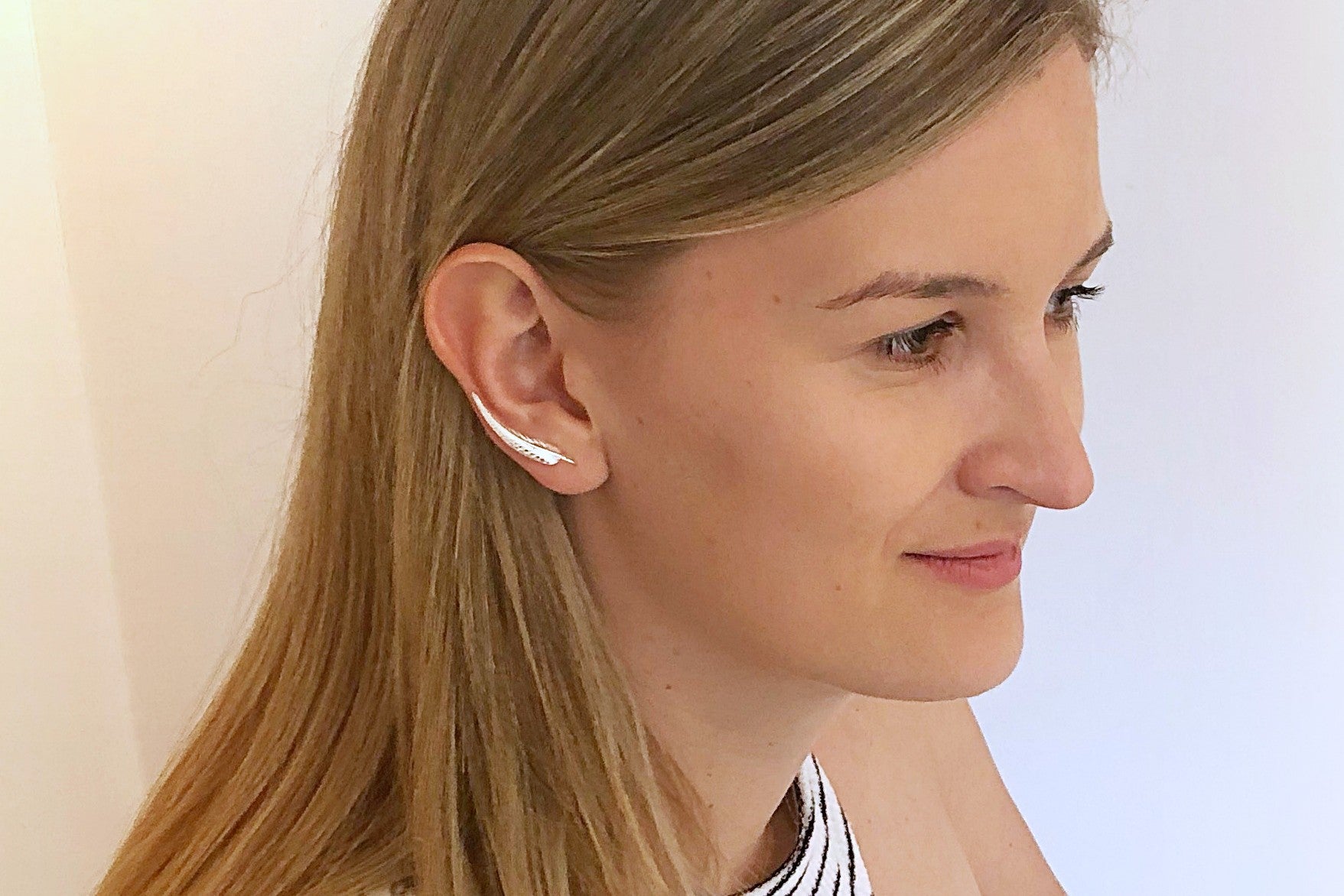 Ein Paar Earcuffs in Form eines kleinen Blattes aus Silber für Damen.