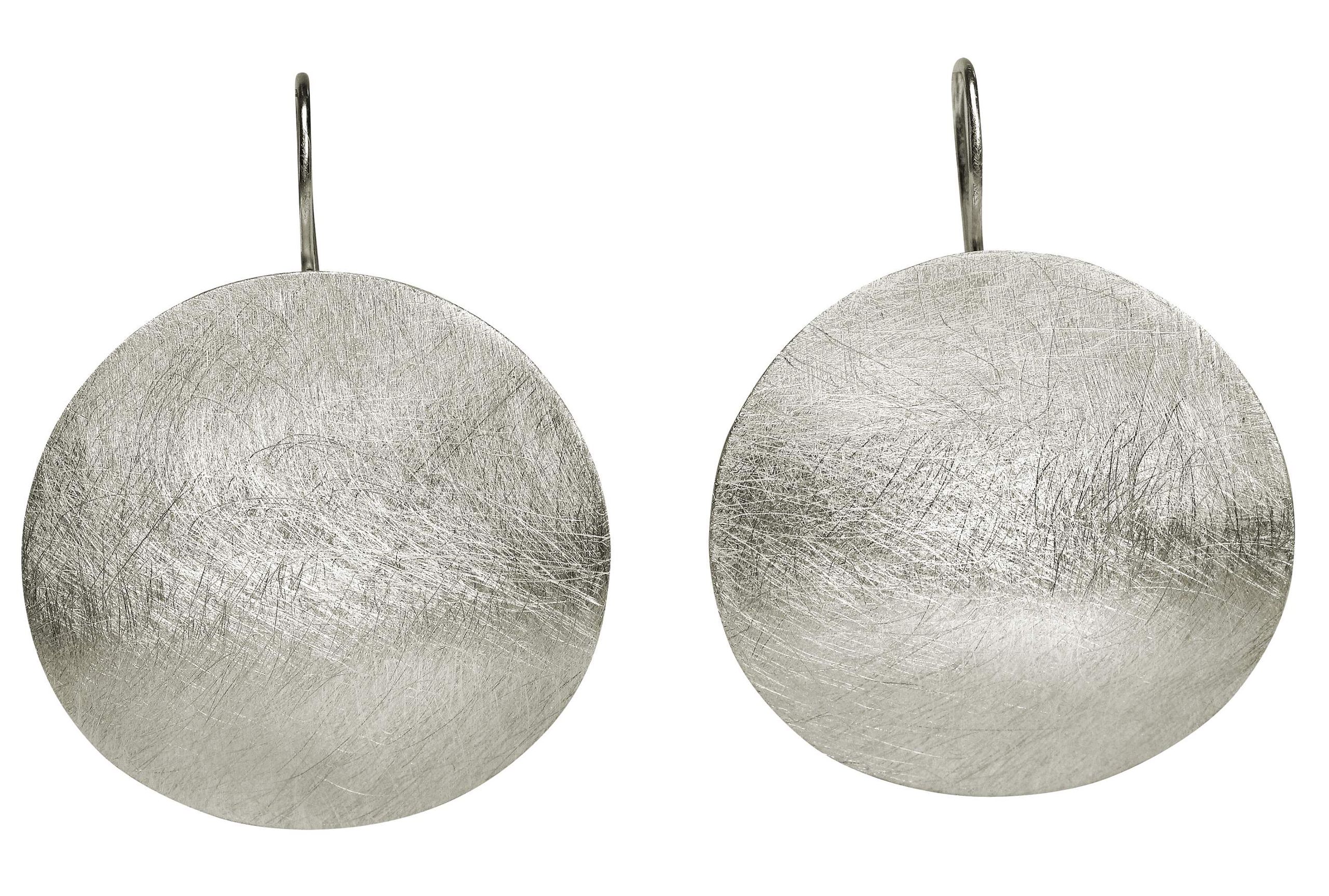Ein Paar große runde Ohrringe aus Silber für Damen mit einer eisgekratzten Oberfläche als Blickfang.