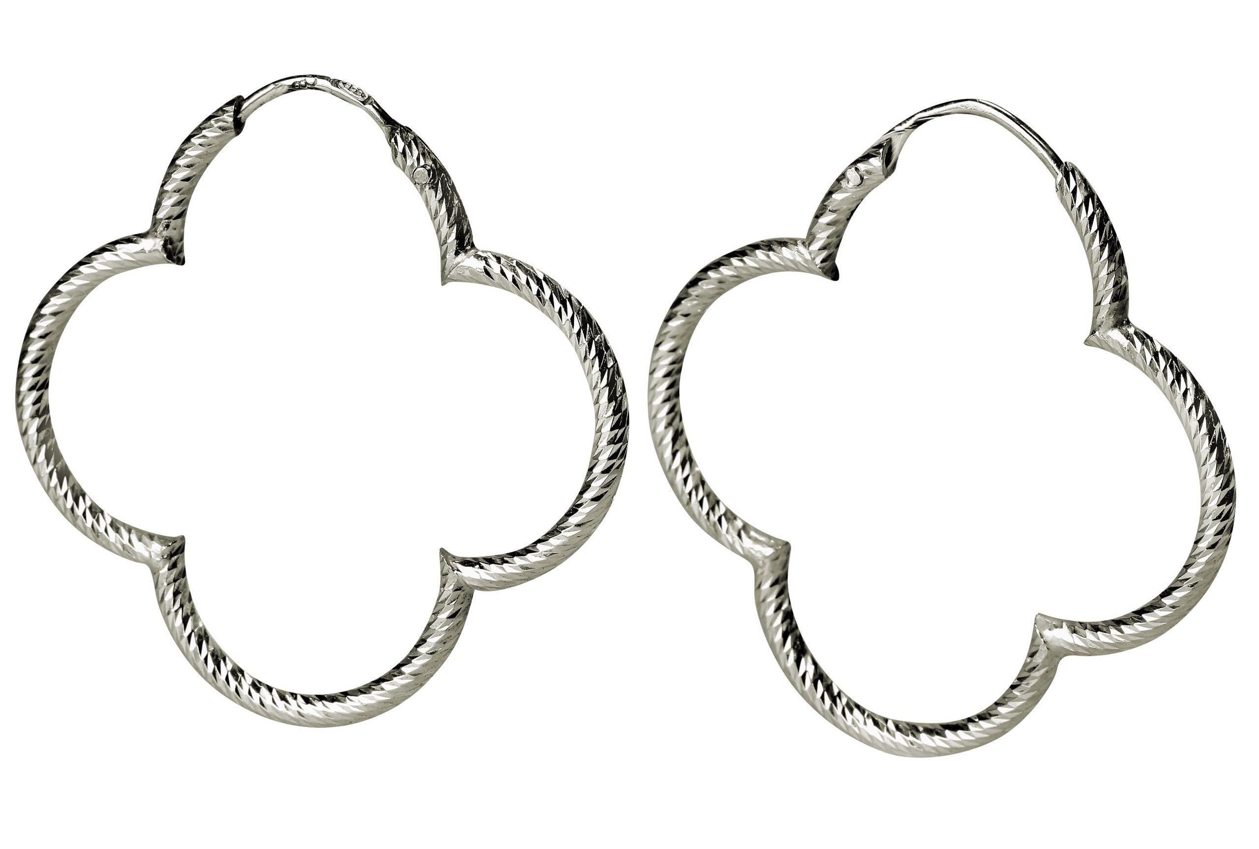 Ein Paar diamantierte Creolen Ohrringe aus Silber in Form eines Kleeblatts für Damen.