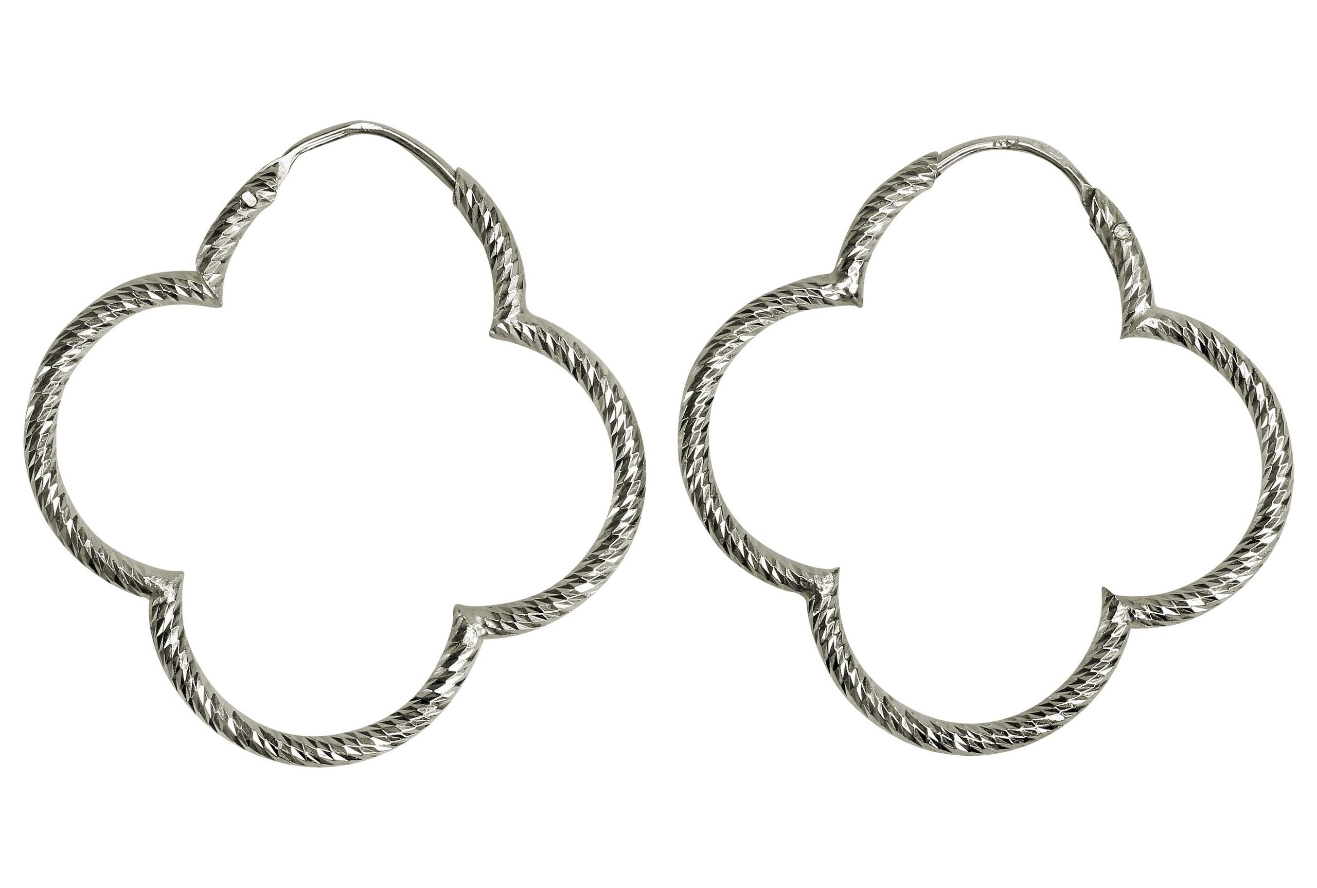 Ein Paar diamantierte Creolen Ohrringe aus Silber in Form eines Kleeblatts für Damen.