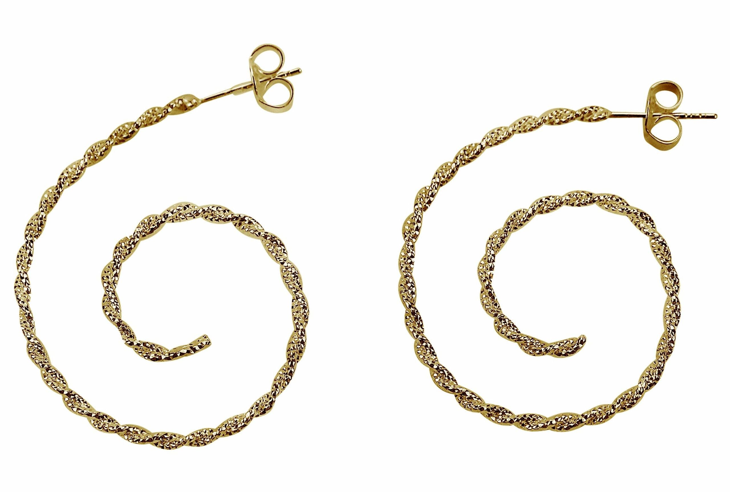 Ein Paar vergoldete Creolen in Form einer Spirale mit diamantiert angeschliffener Oberfläche für Damen.