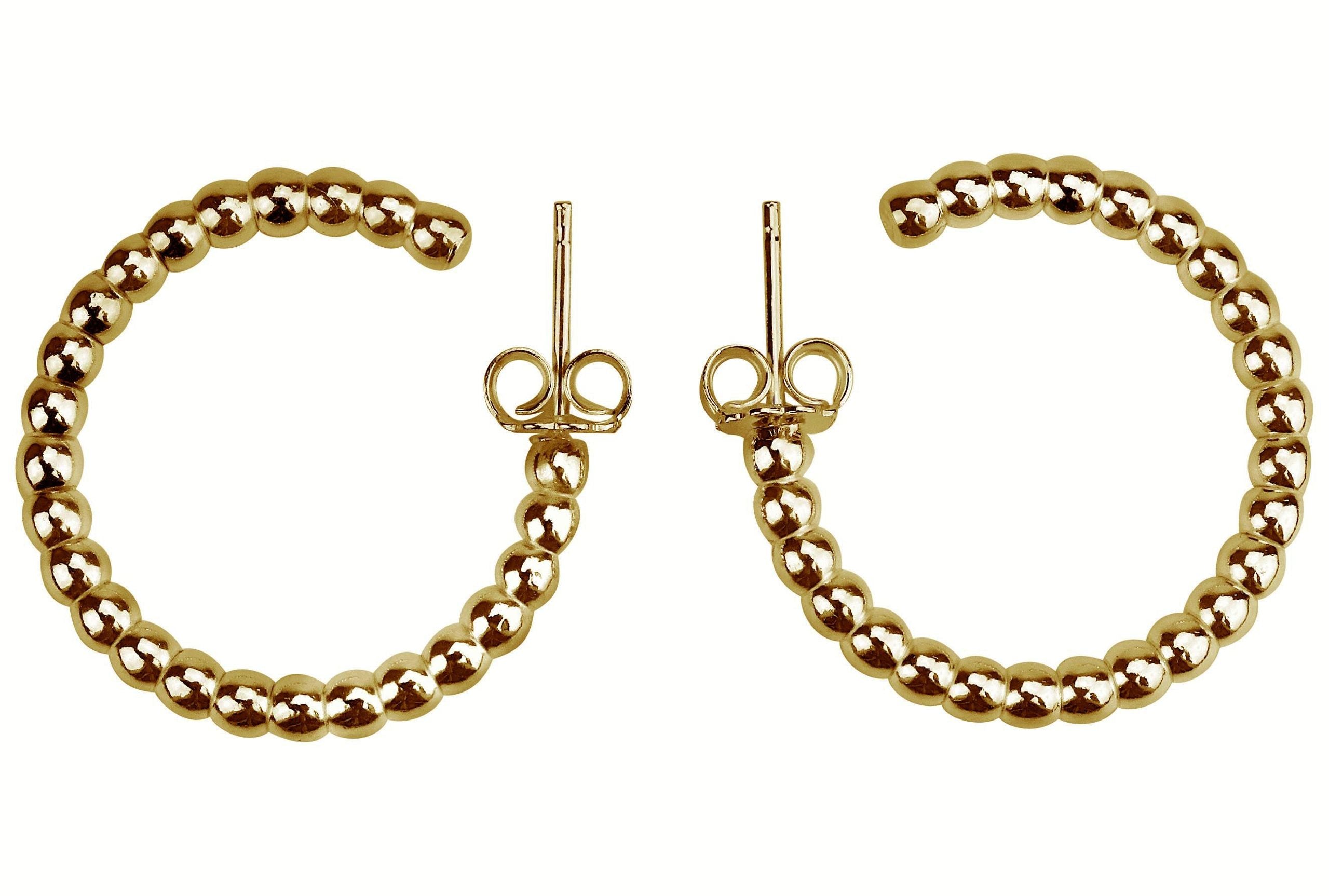 Ein Paar offen gearbeitete kleine Creolen aus vergoldetem Silber im Kugel Design für Damen.